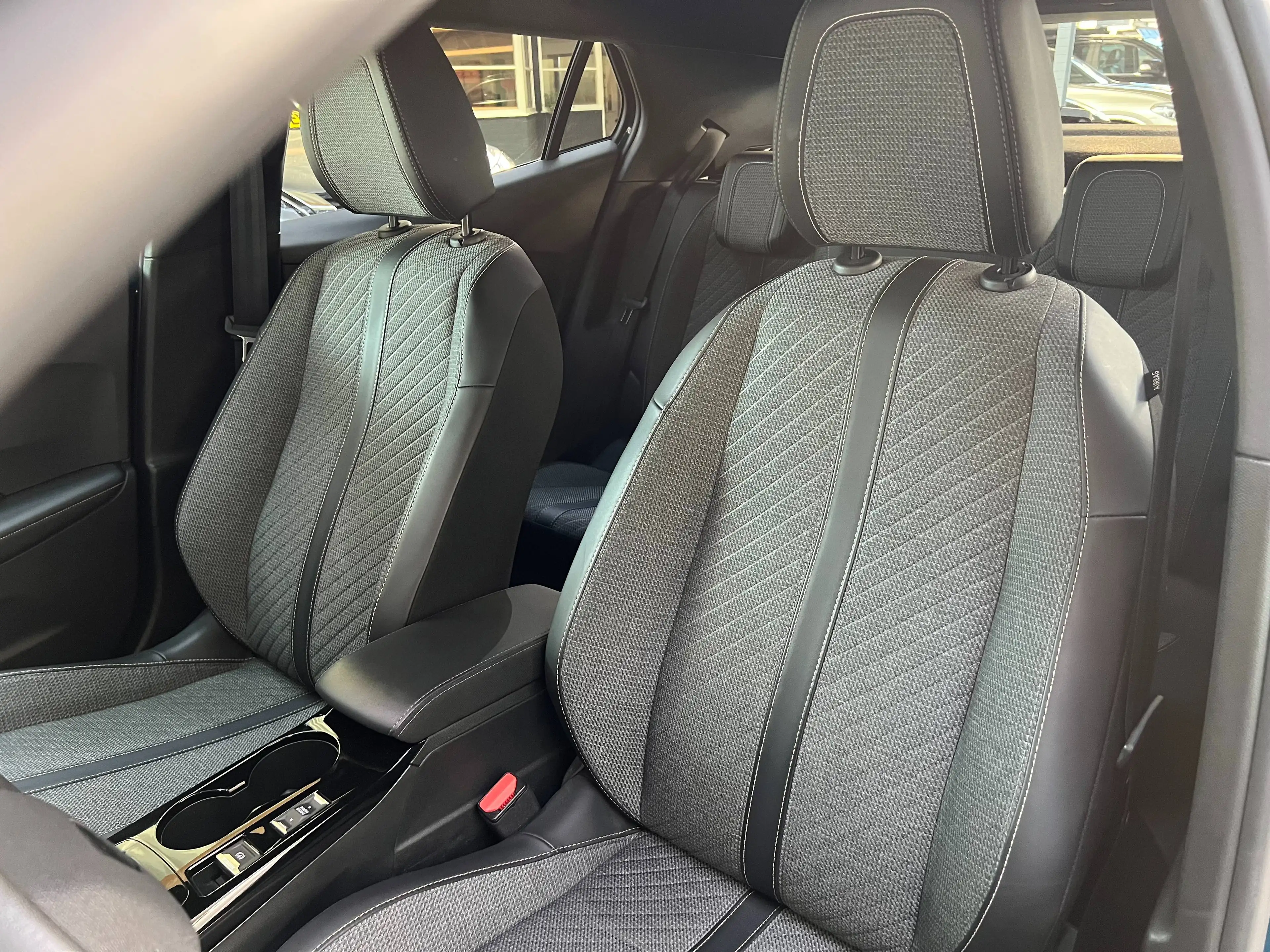 Peugeot e-2008 54 kWh Allure / Obsession Blue / Apple & Android Auto — photo 18