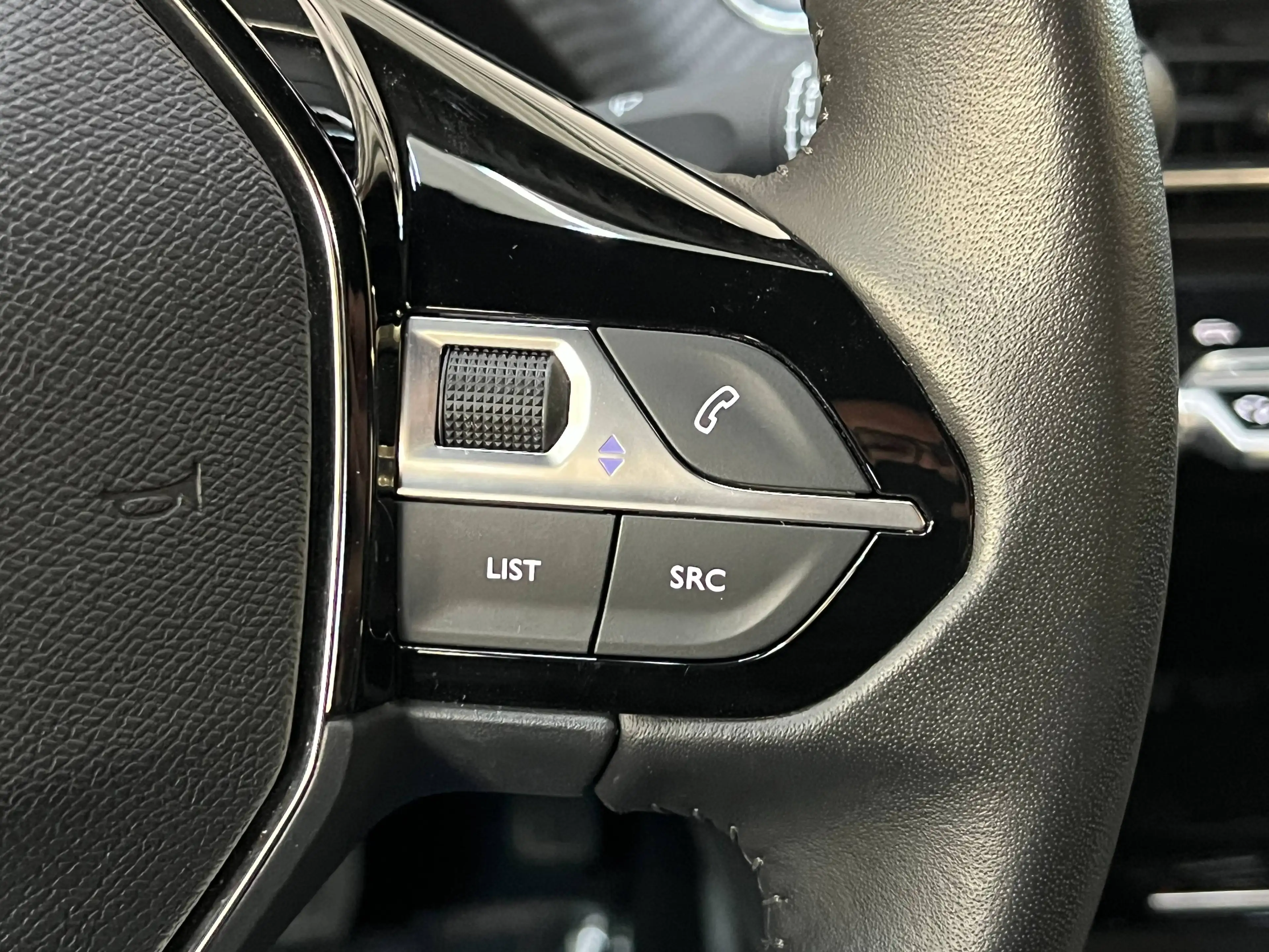 Peugeot e-2008 54 kWh Allure / Obsession Blue / Apple & Android Auto — photo 21