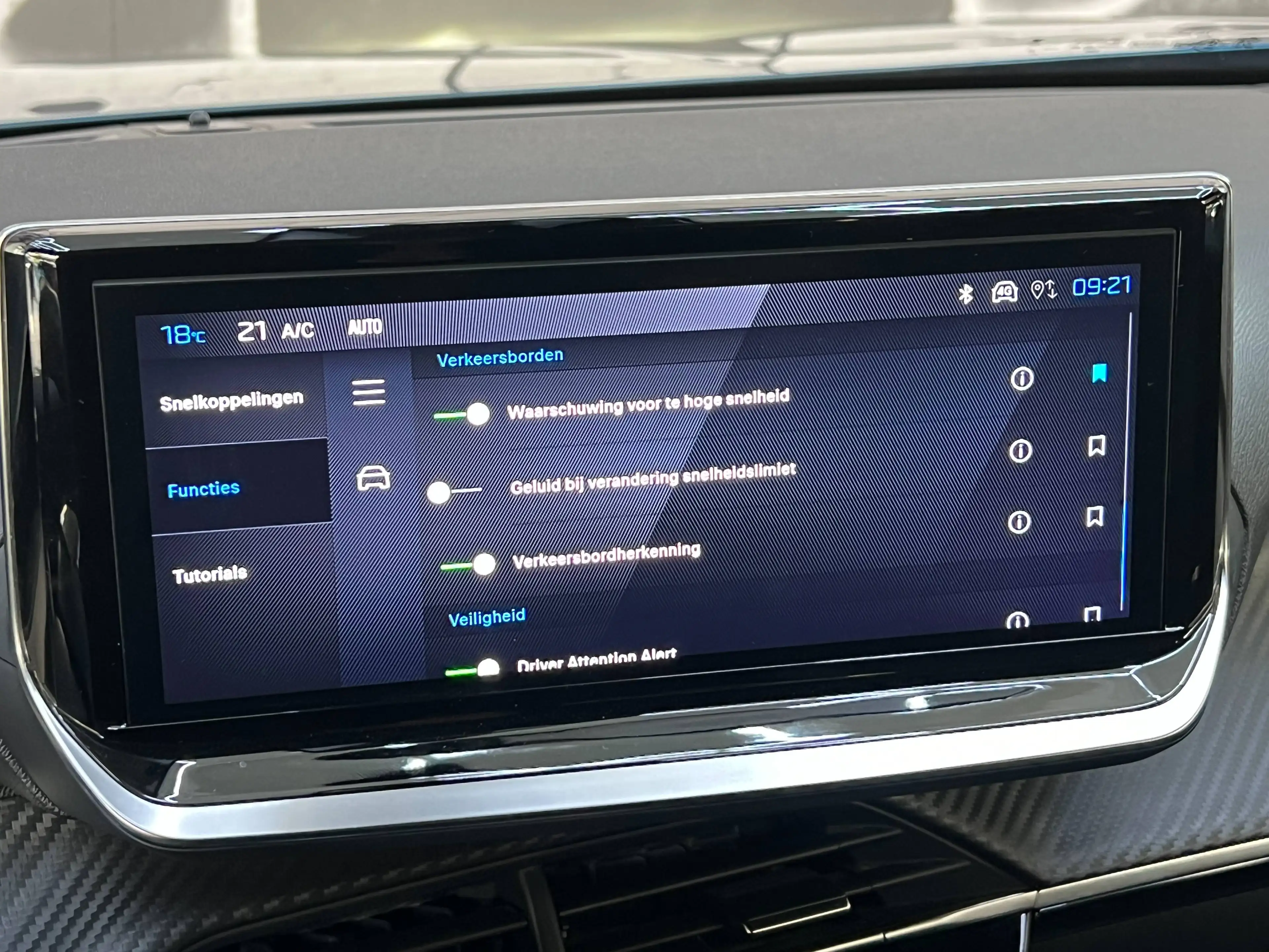 Peugeot e-2008 54 kWh Allure / Obsession Blue / Apple & Android Auto — photo 26