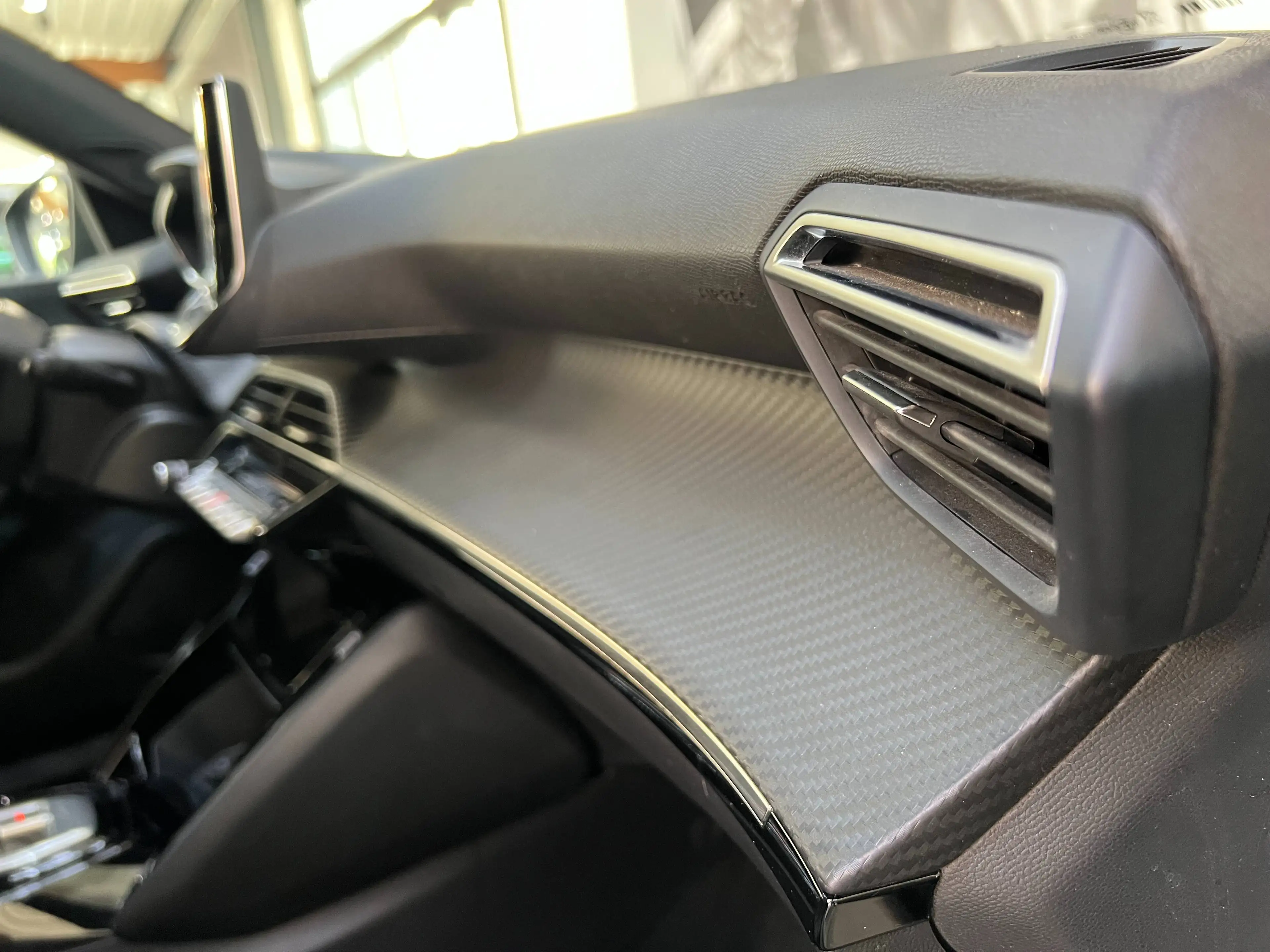 Peugeot e-2008 54 kWh Allure / Obsession Blue / Apple & Android Auto — photo 33