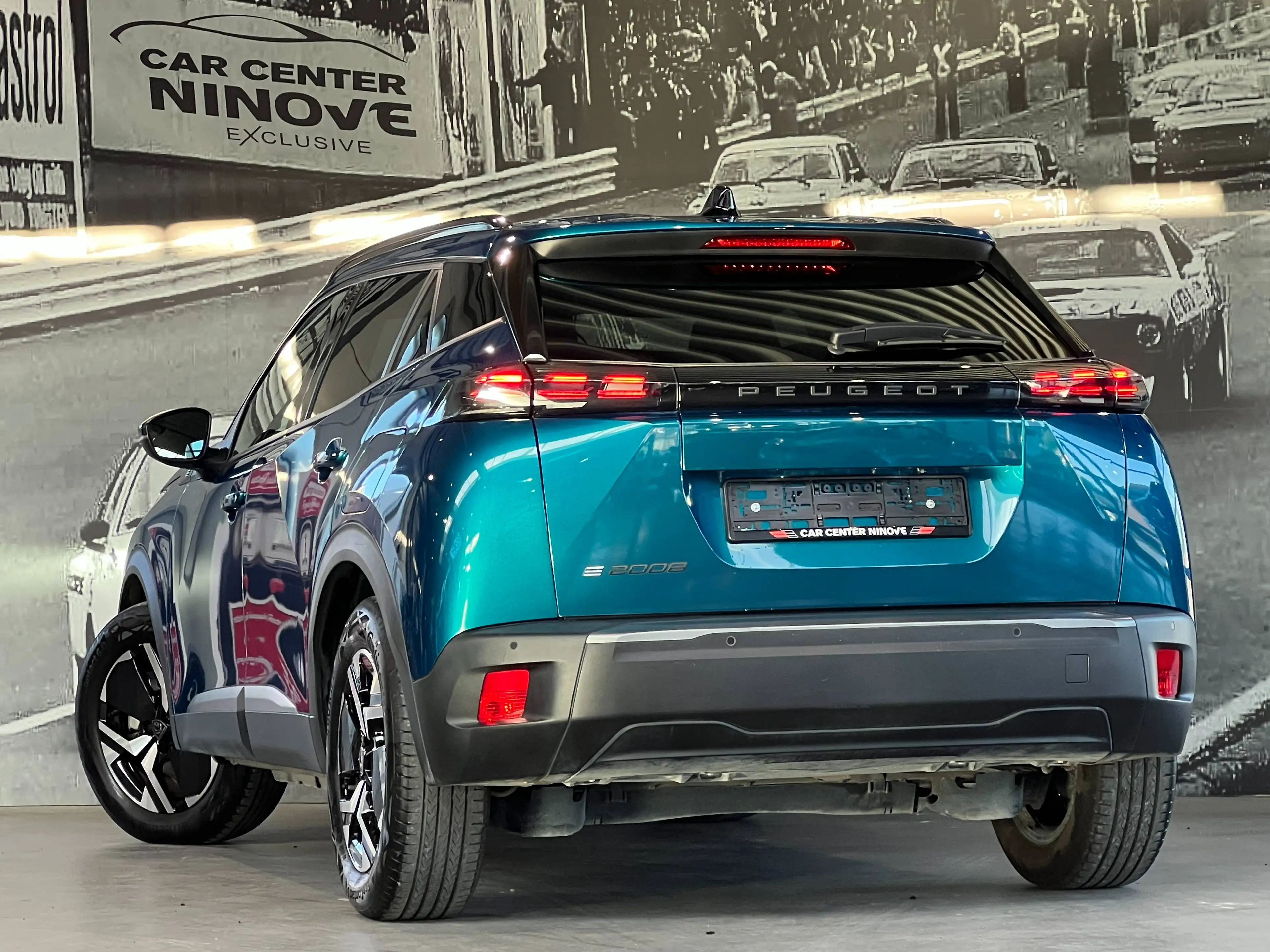 Peugeot e-2008 54 kWh Allure / Obsession Blue / Apple & Android Auto — photo 4