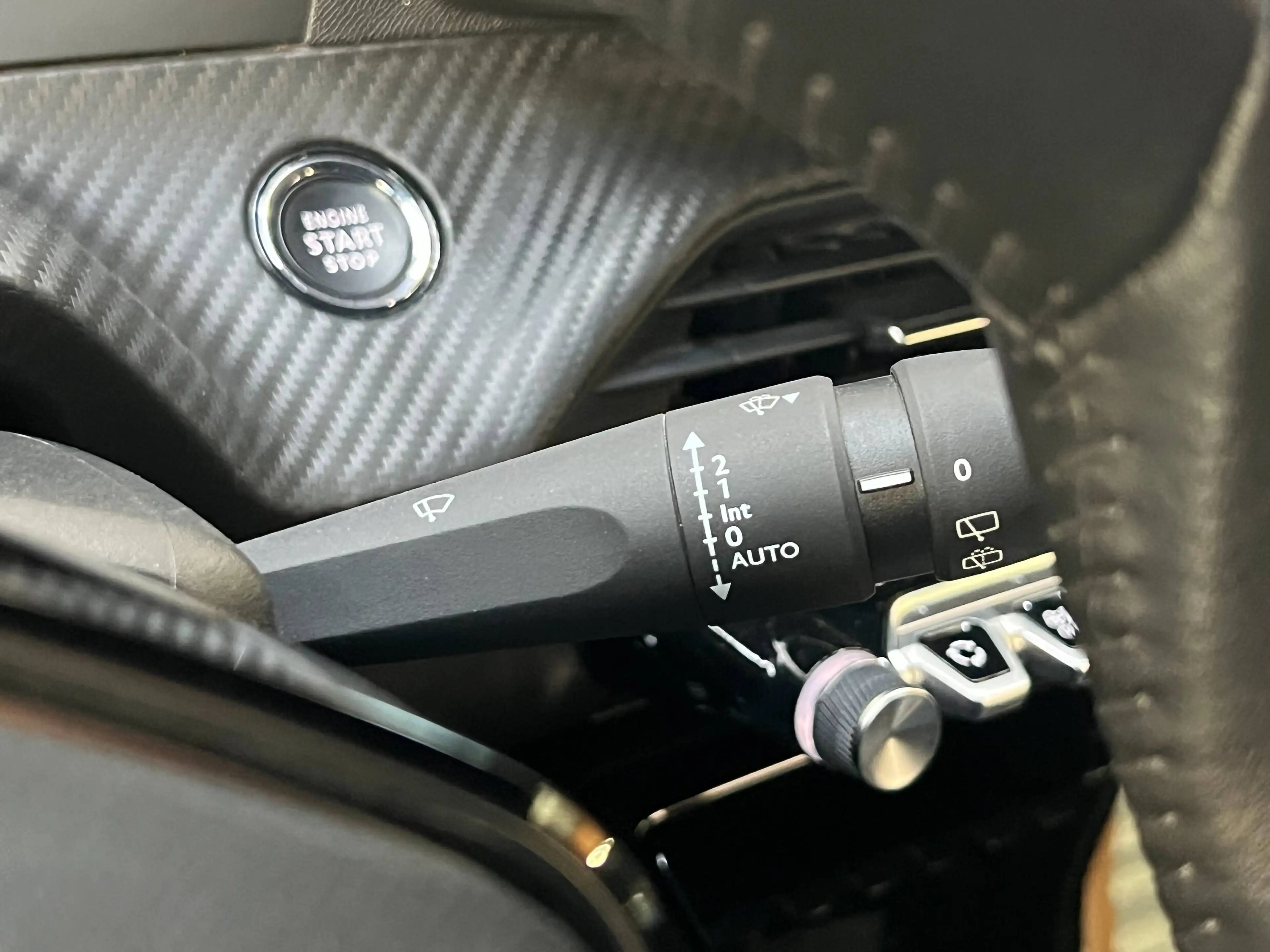 Peugeot e-2008 54 kWh Allure / Obsession Blue / Apple & Android Auto — photo 23