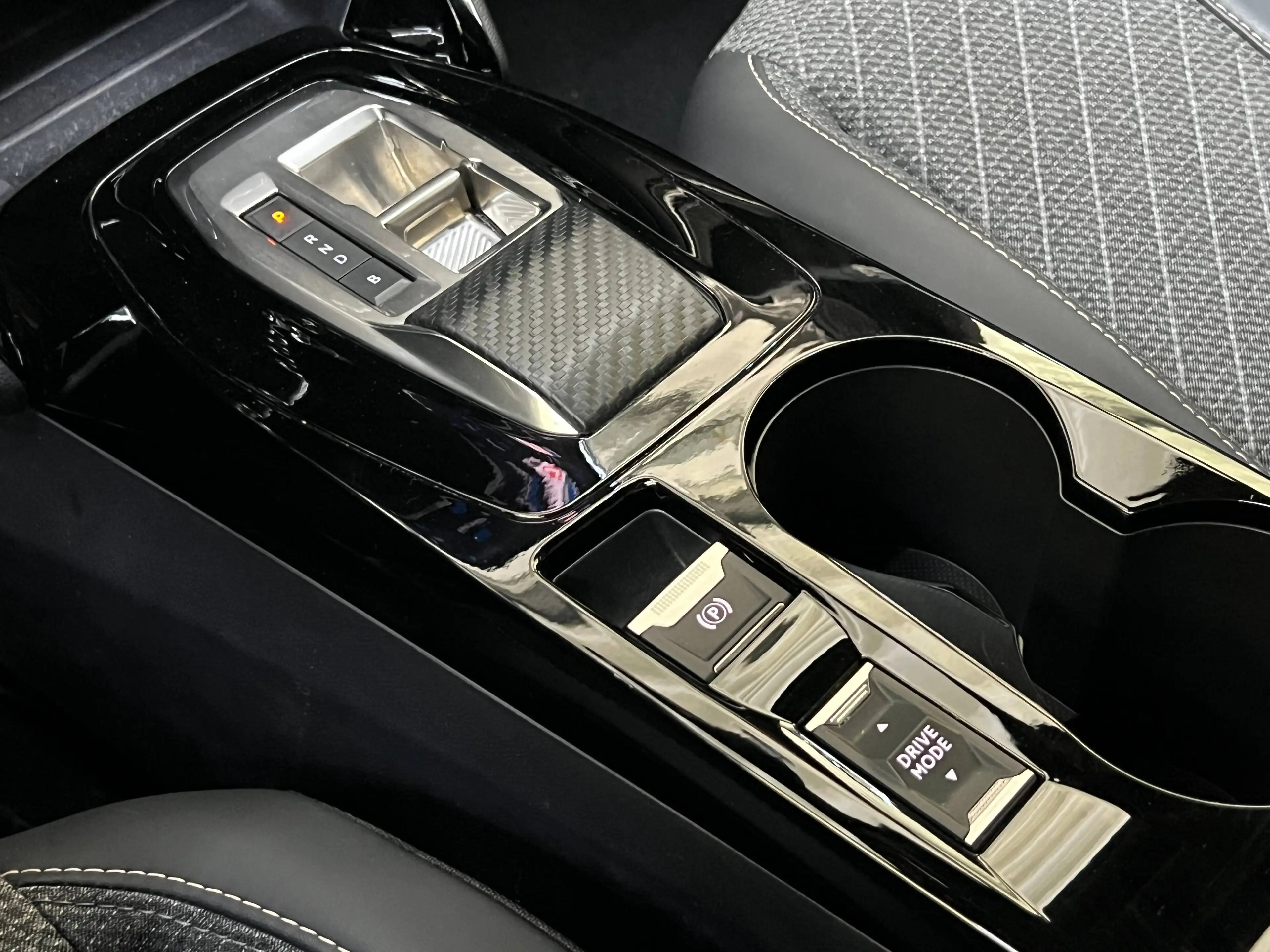 Peugeot e-2008 54 kWh Allure / Obsession Blue / Apple & Android Auto — photo 29