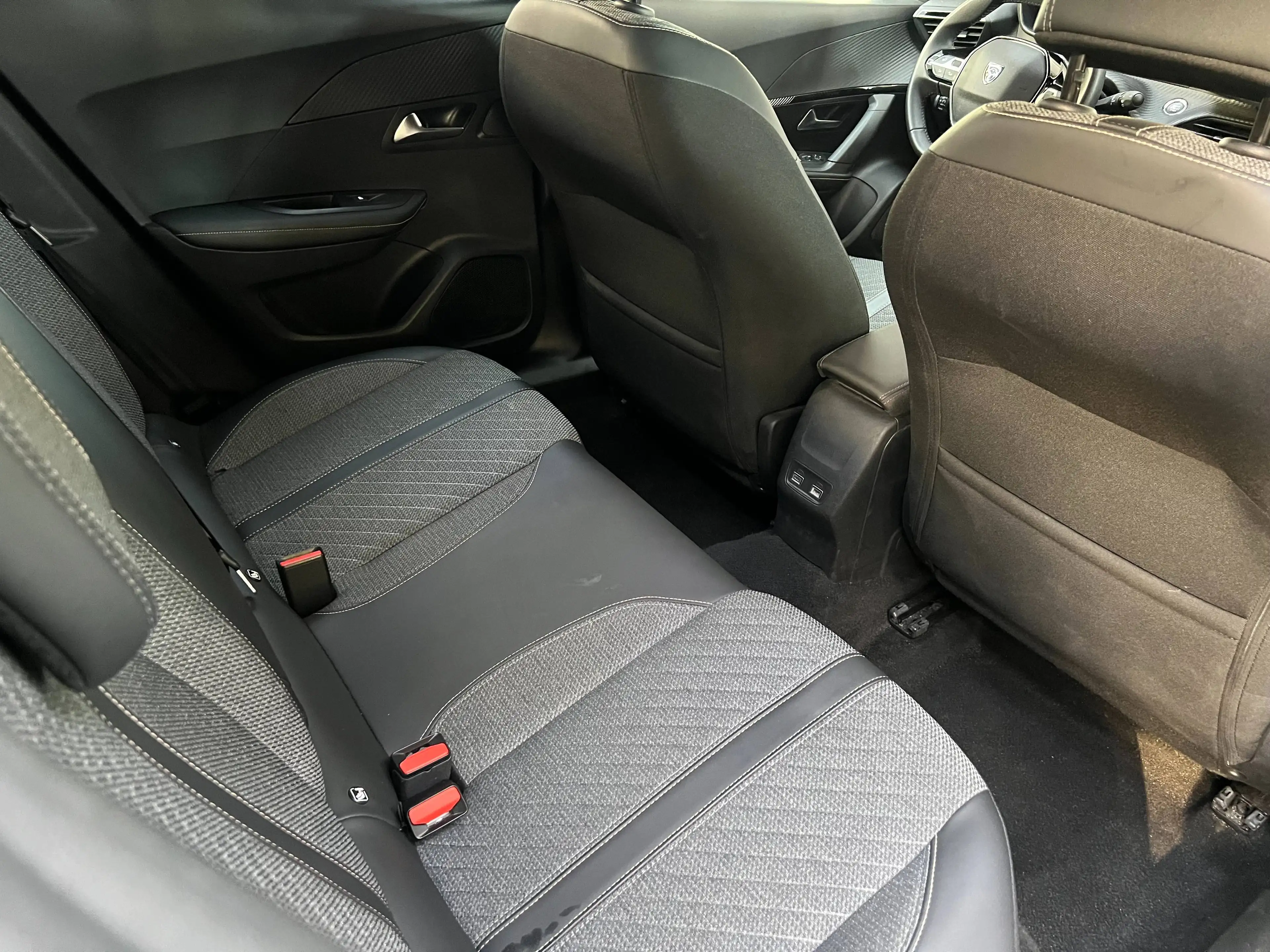 Peugeot e-2008 54 kWh Allure / Obsession Blue / Apple & Android Auto — photo 35