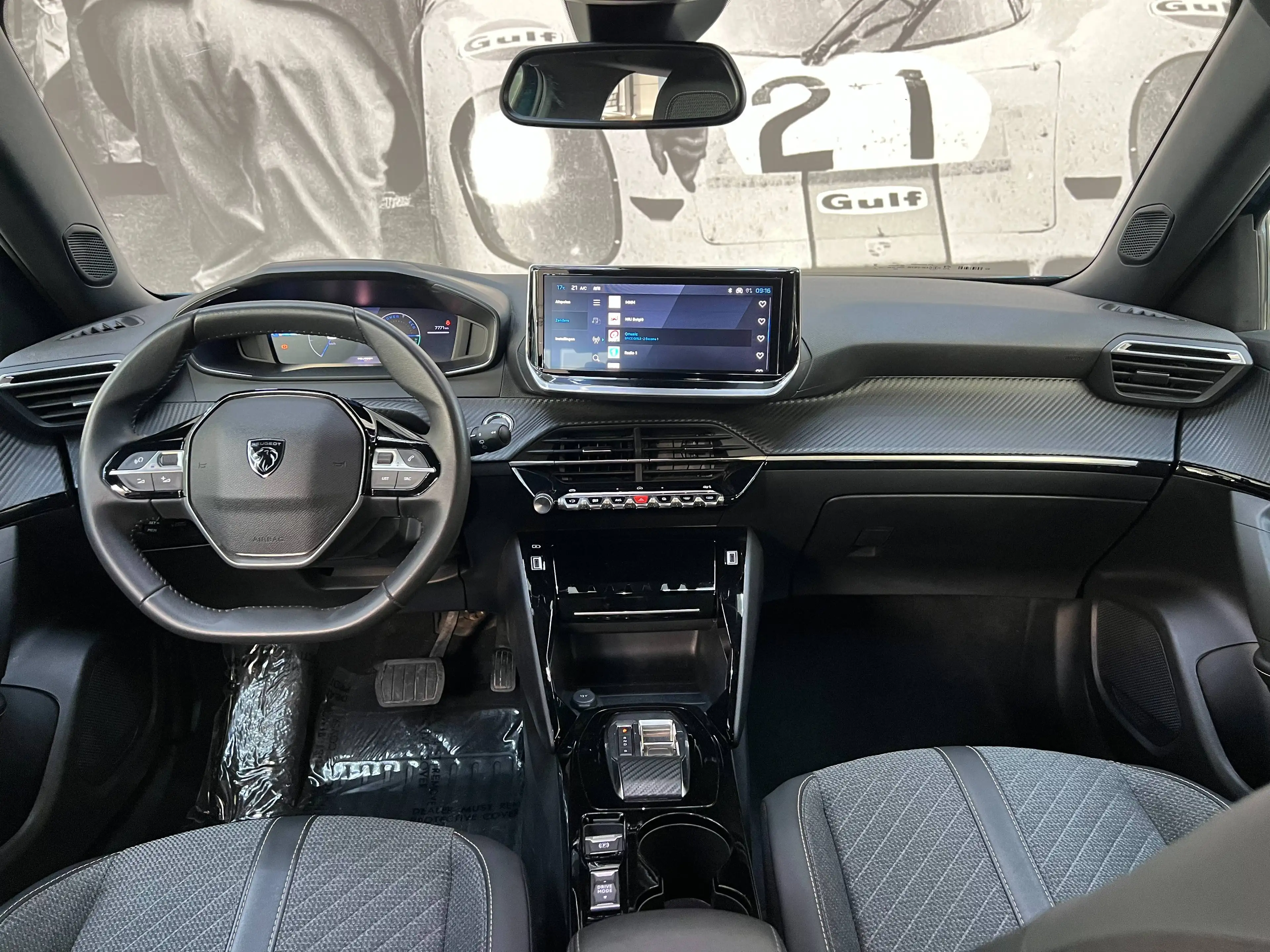 Peugeot e-2008 54 kWh Allure / Obsession Blue / Apple & Android Auto — photo 15