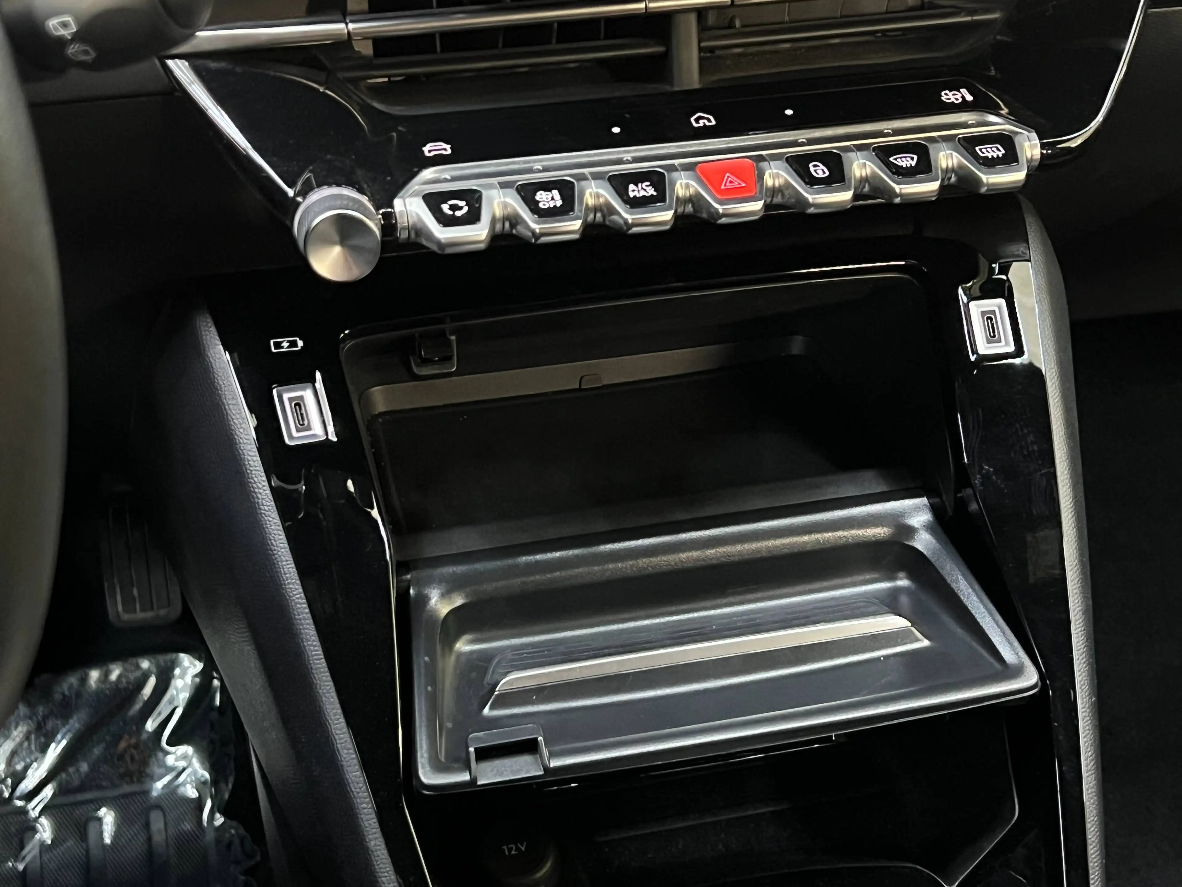 Peugeot e-2008 54 kWh Allure / Obsession Blue / Apple & Android Auto — photo 28