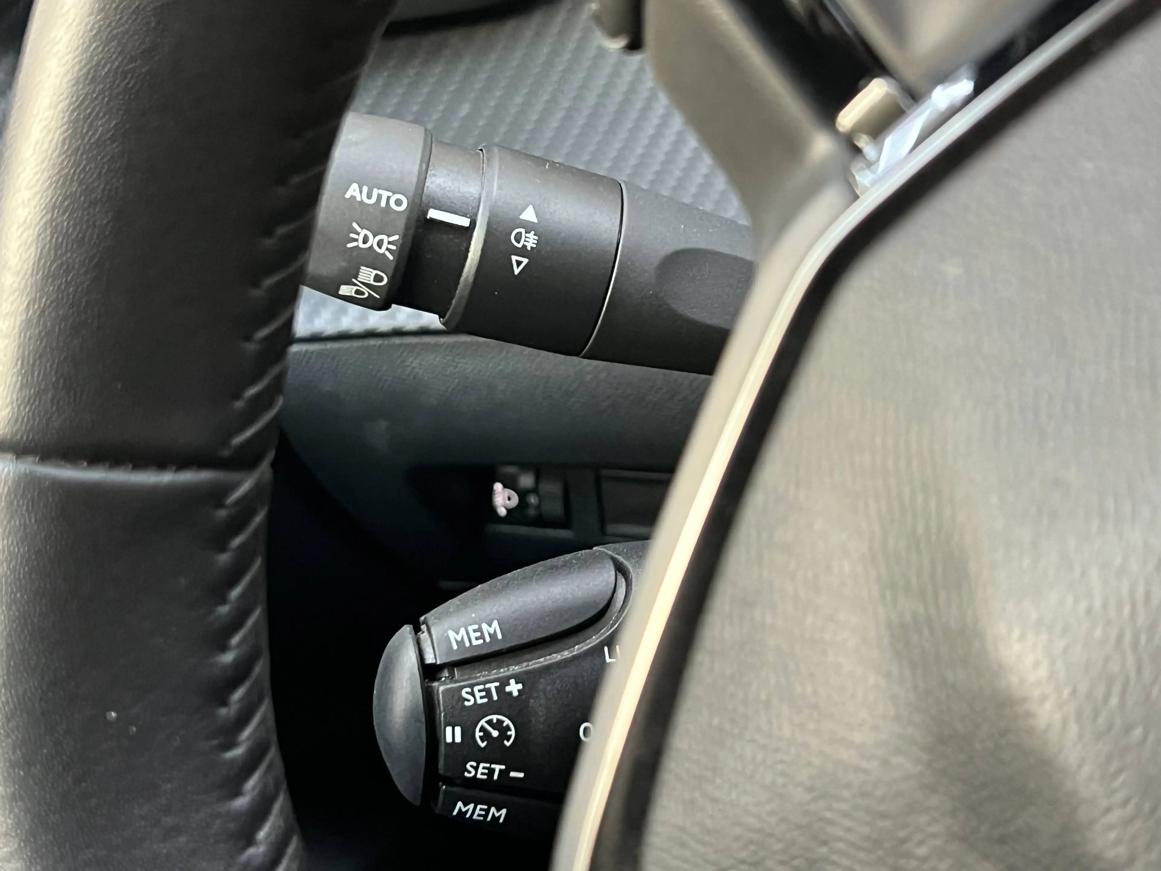 Peugeot e-2008 54 kWh Allure / Obsession Blue / Apple & Android Auto — photo 22
