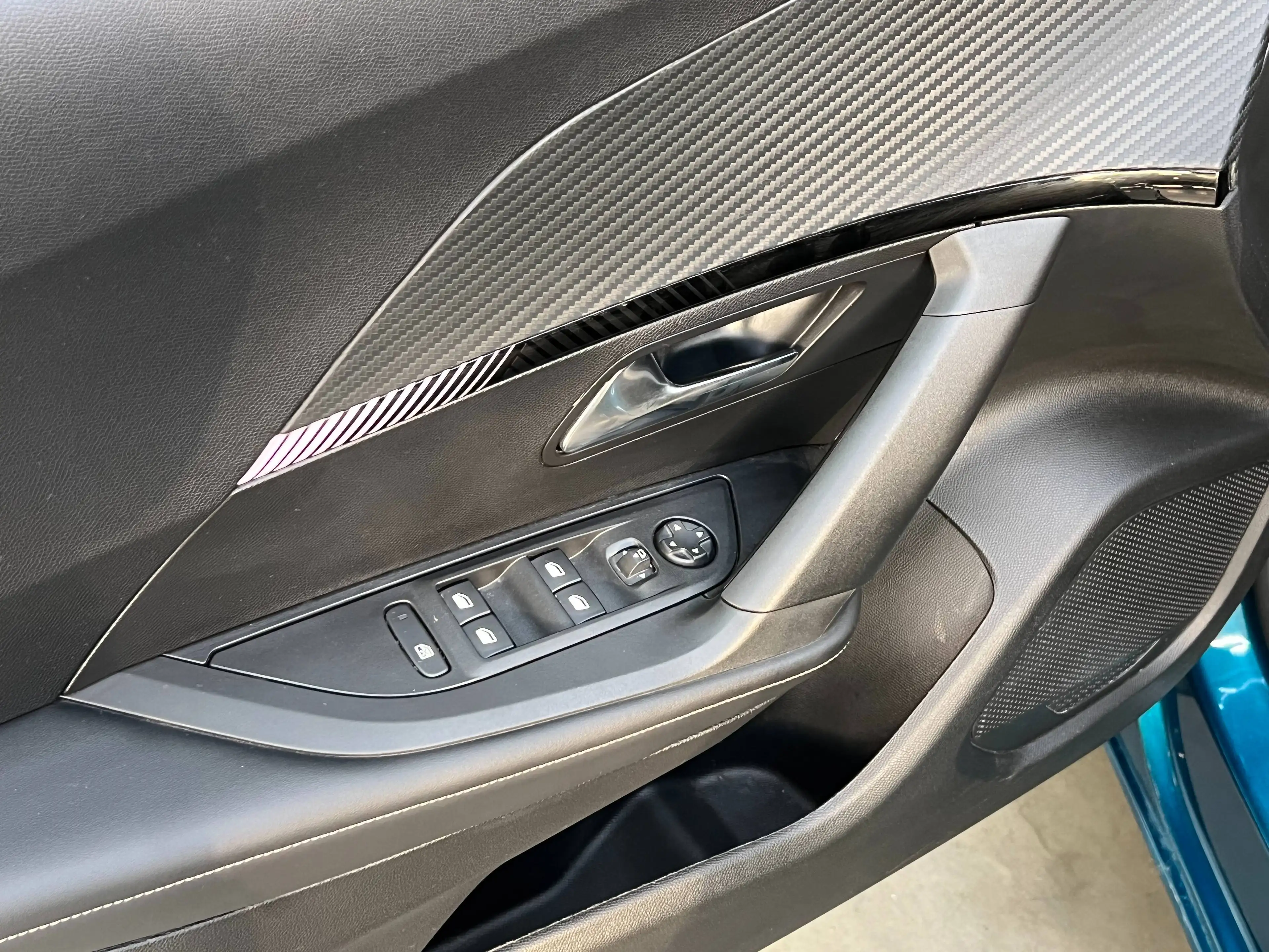 Peugeot e-2008 54 kWh Allure / Obsession Blue / Apple & Android Auto — photo 17