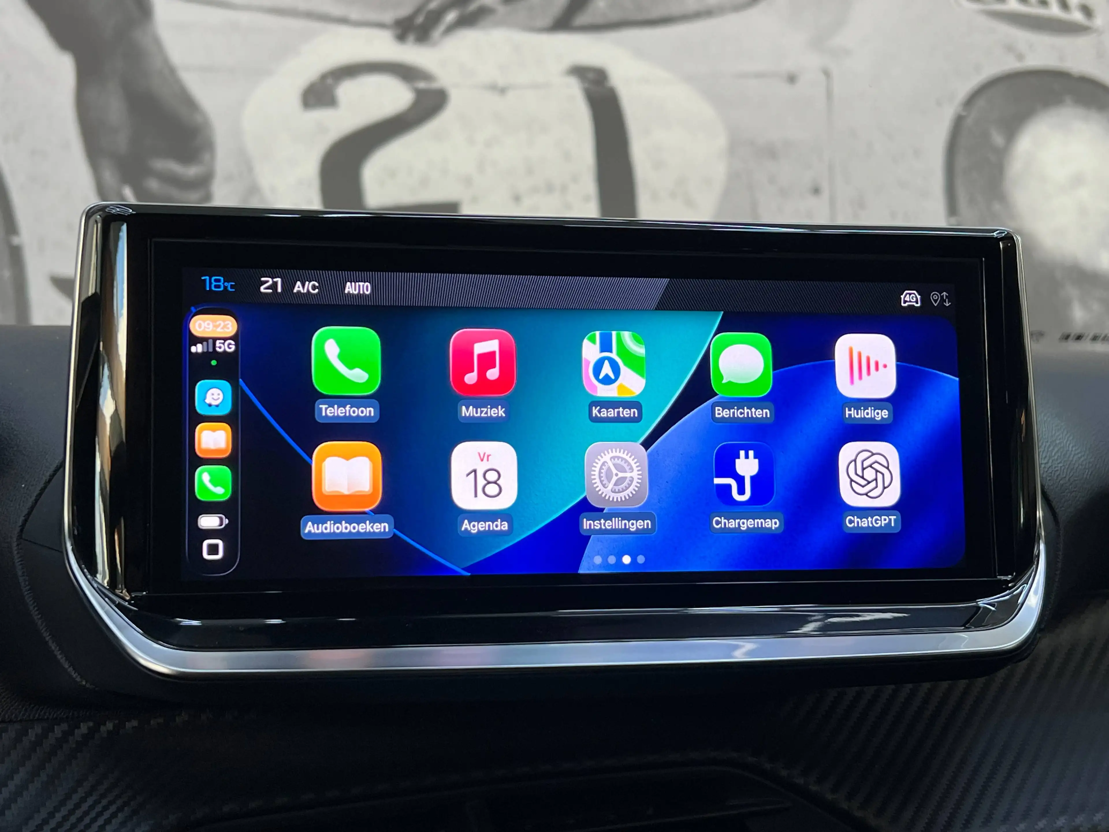 Peugeot e-2008 54 kWh Allure / Obsession Blue / Apple & Android Auto — photo 27
