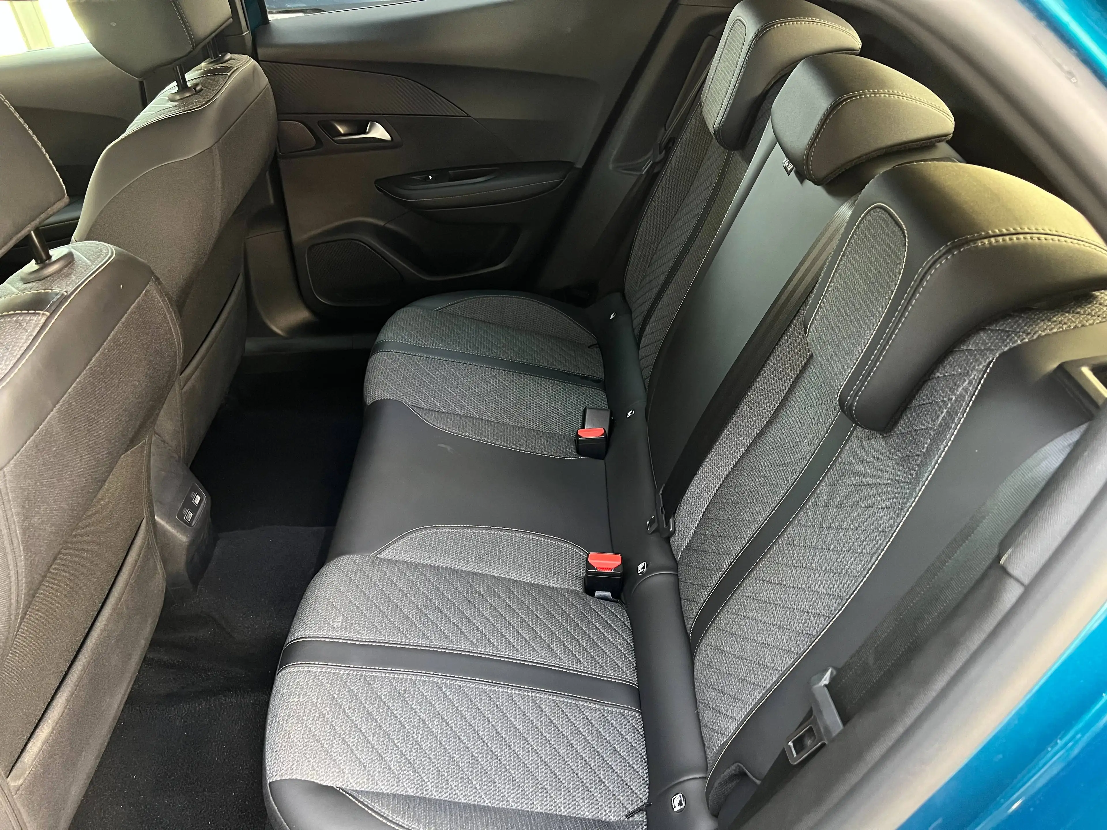 Peugeot e-2008 54 kWh Allure / Obsession Blue / Apple & Android Auto — photo 14
