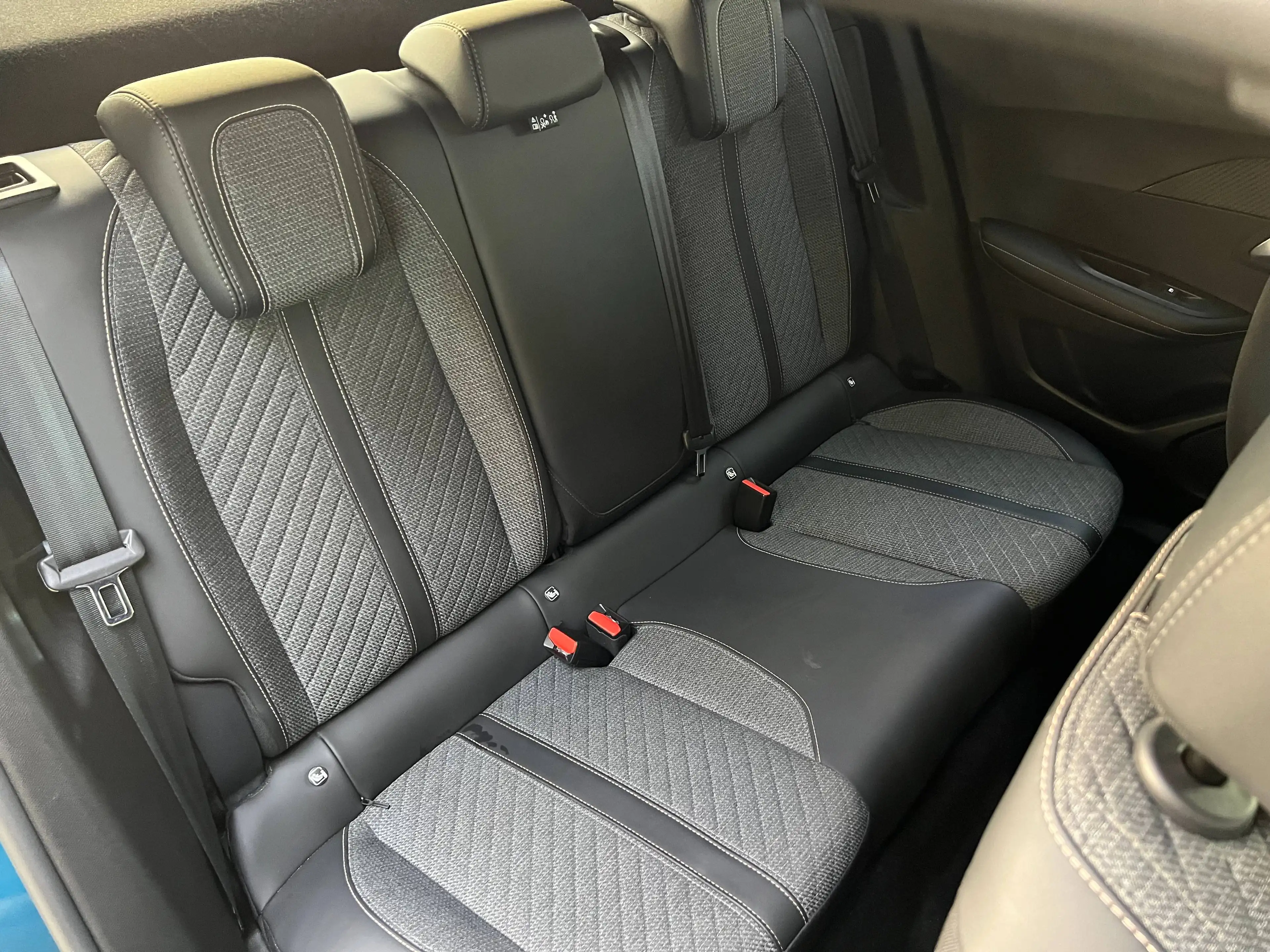 Peugeot e-2008 54 kWh Allure / Obsession Blue / Apple & Android Auto — photo 34