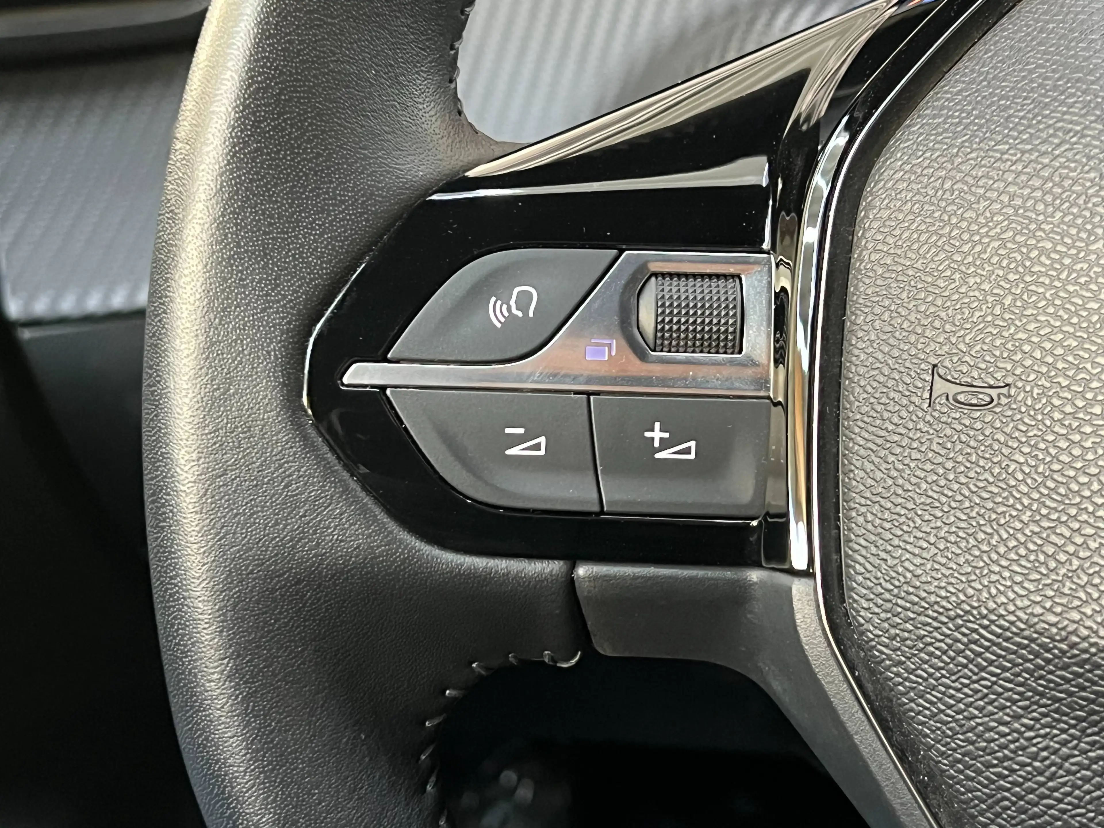 Peugeot e-2008 54 kWh Allure / Obsession Blue / Apple & Android Auto — photo 20