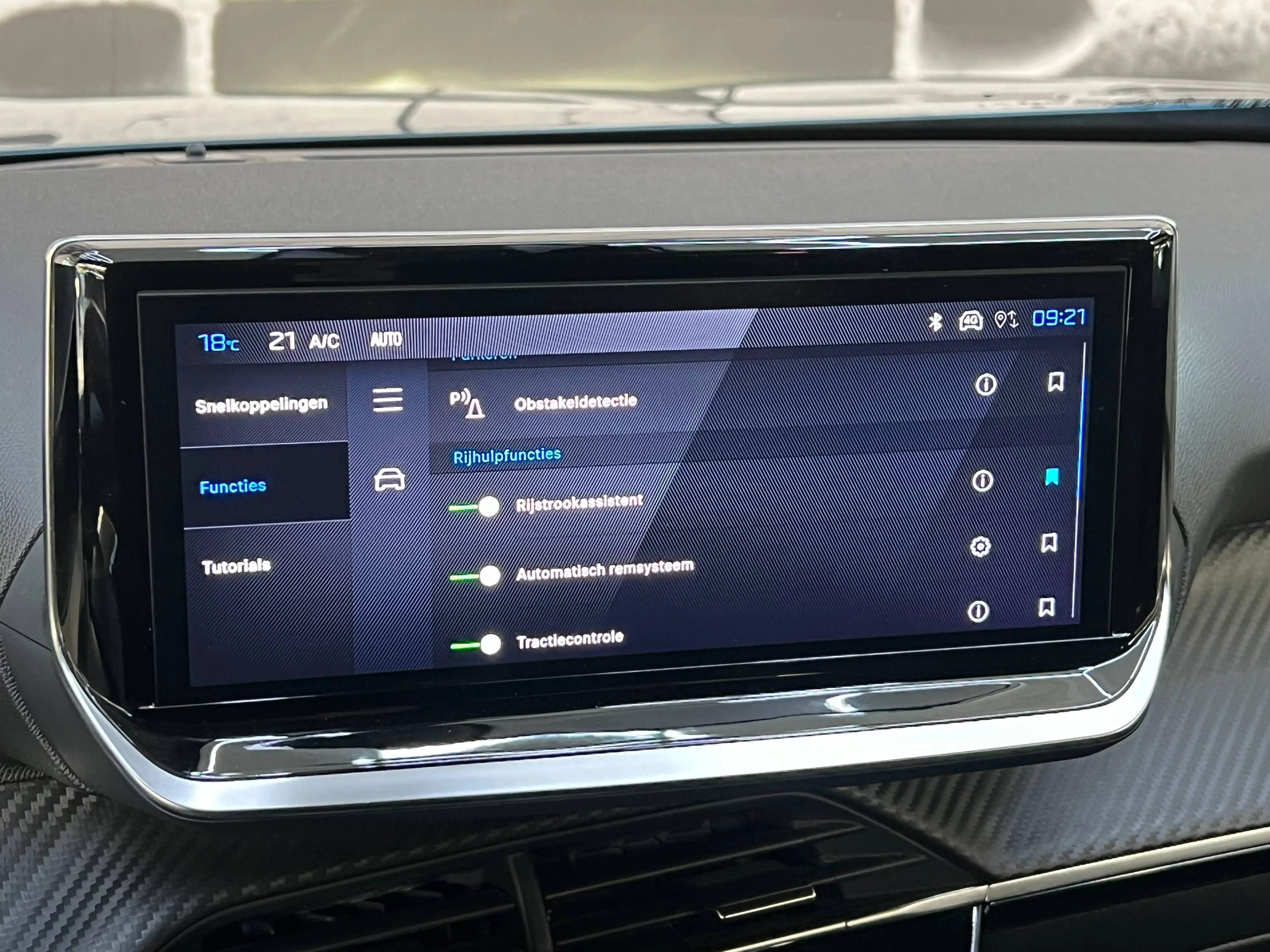 Peugeot e-2008 54 kWh Allure / Obsession Blue / Apple & Android Auto — photo 25