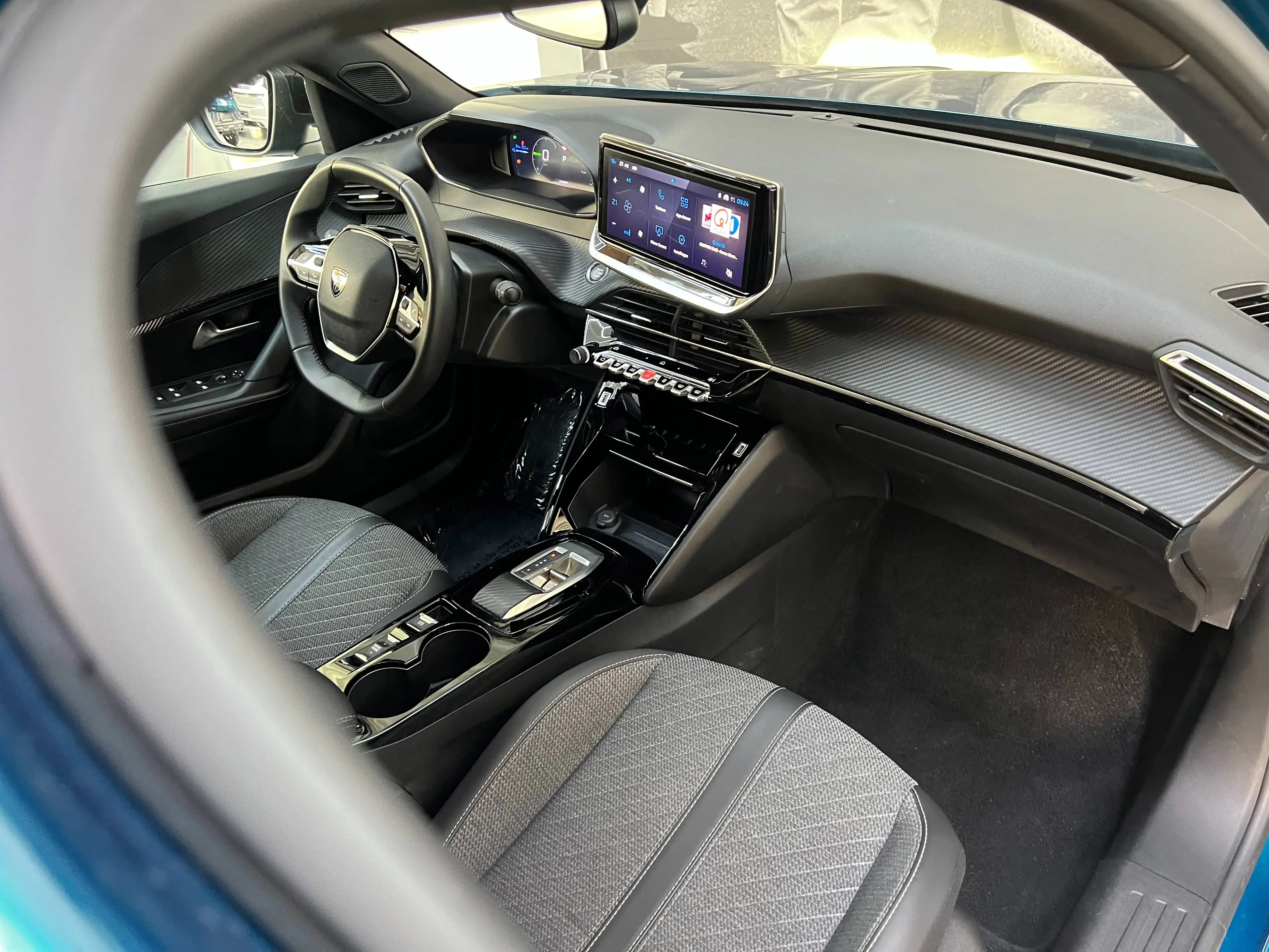 Peugeot e-2008 54 kWh Allure / Obsession Blue / Apple & Android Auto — photo 32