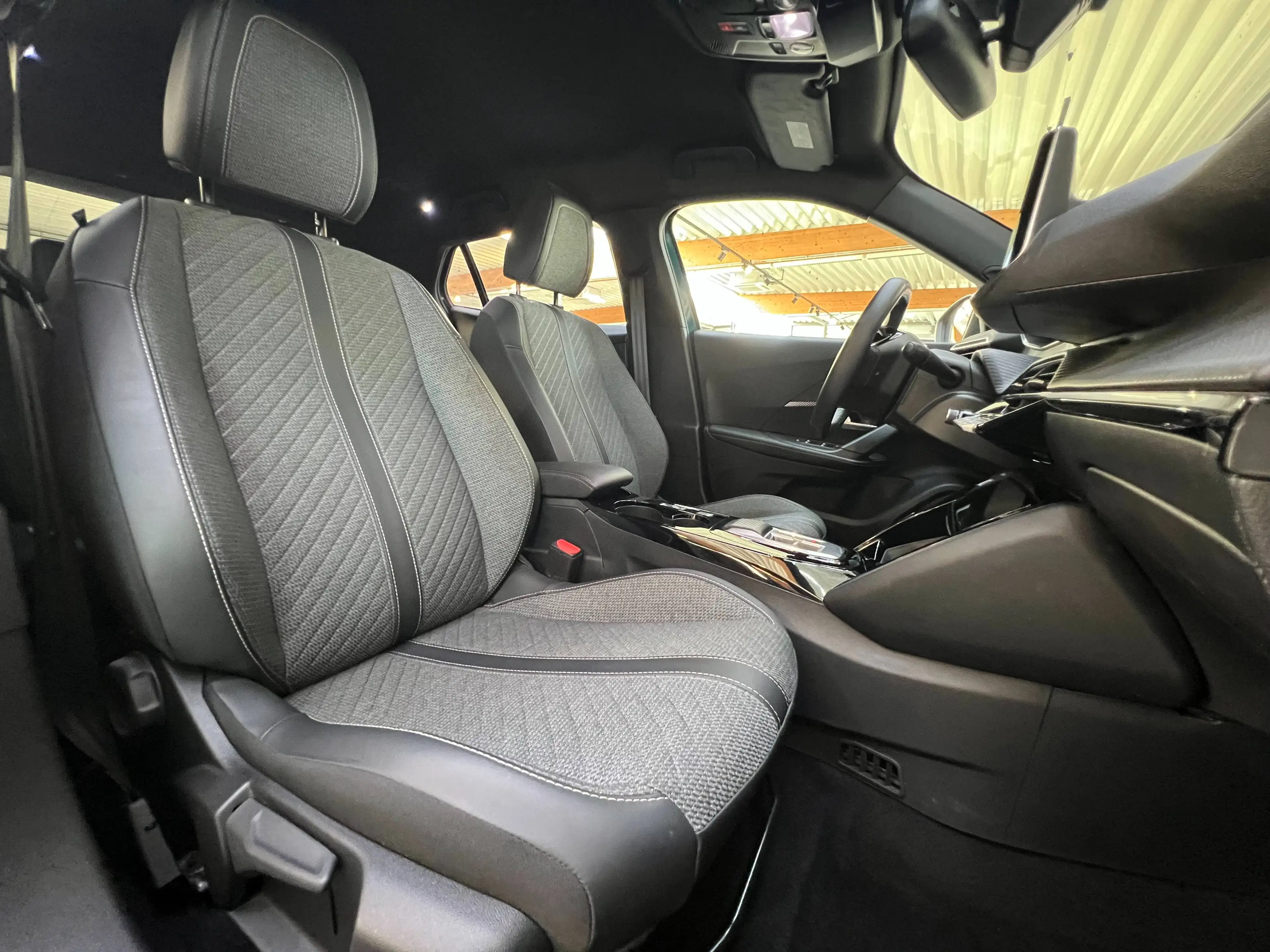 Peugeot e-2008 54 kWh Allure / Obsession Blue / Apple & Android Auto — photo 31