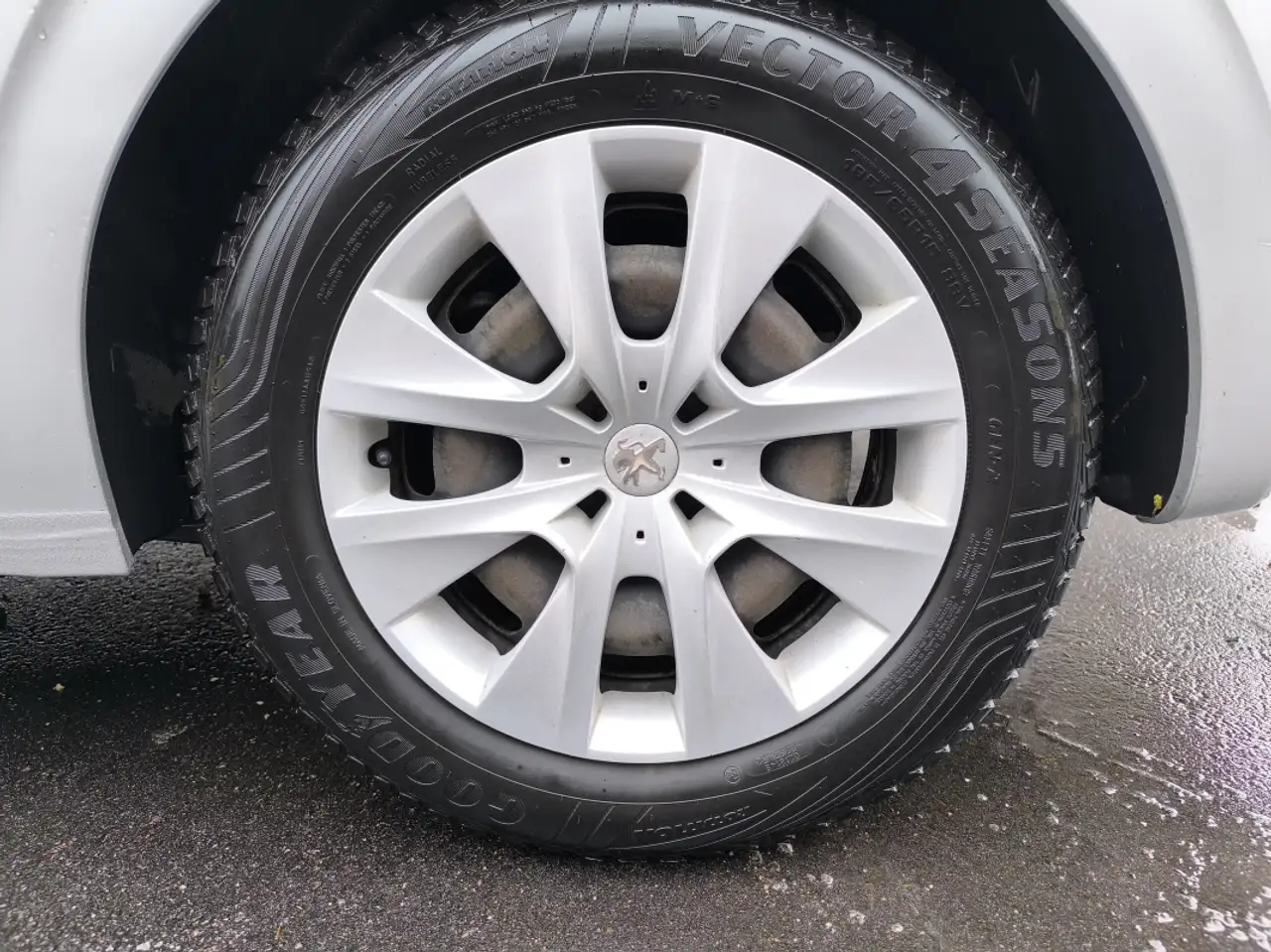 Peugeot 208 208 — photo 12