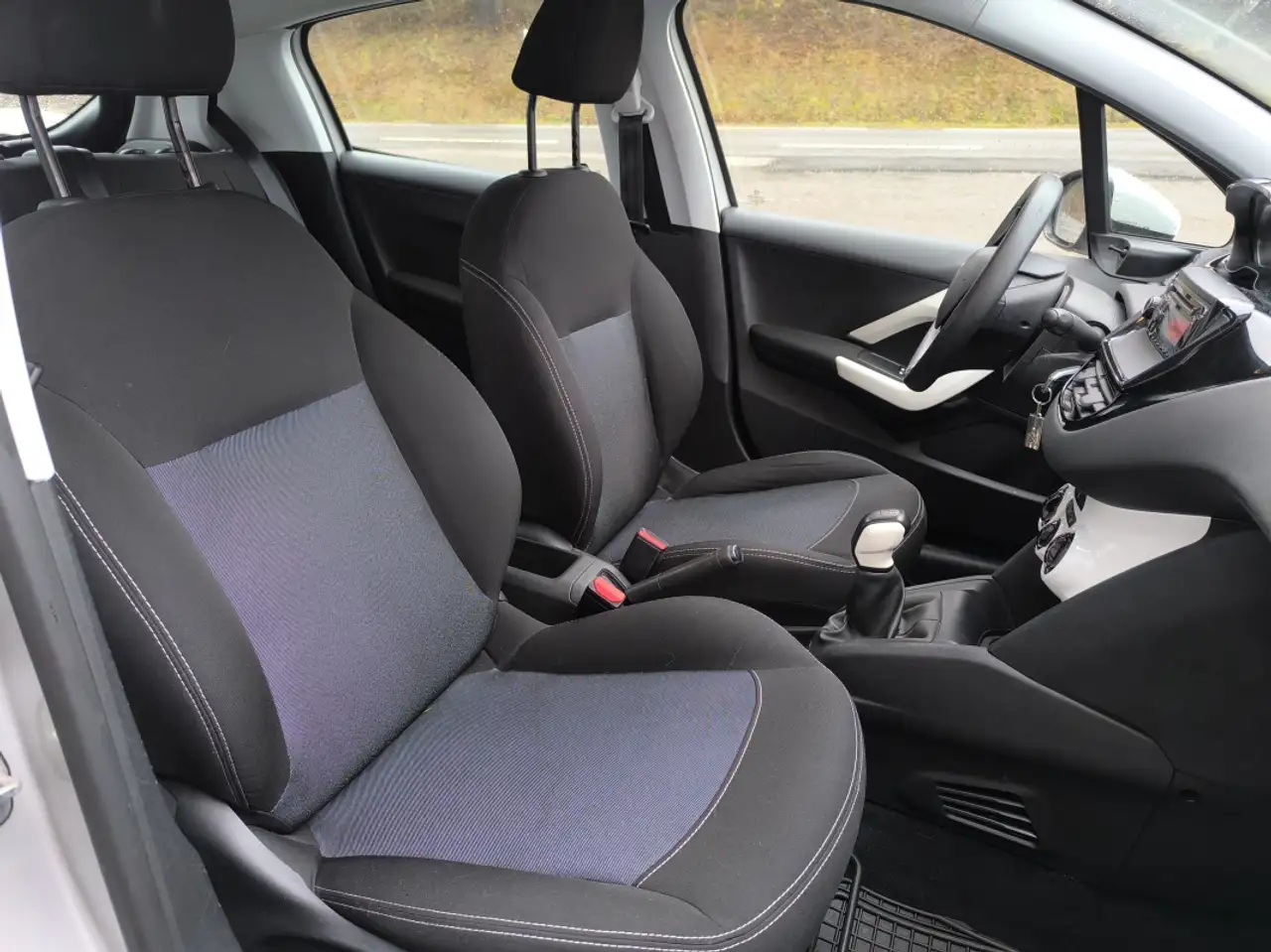 Peugeot 208 208 — photo 27