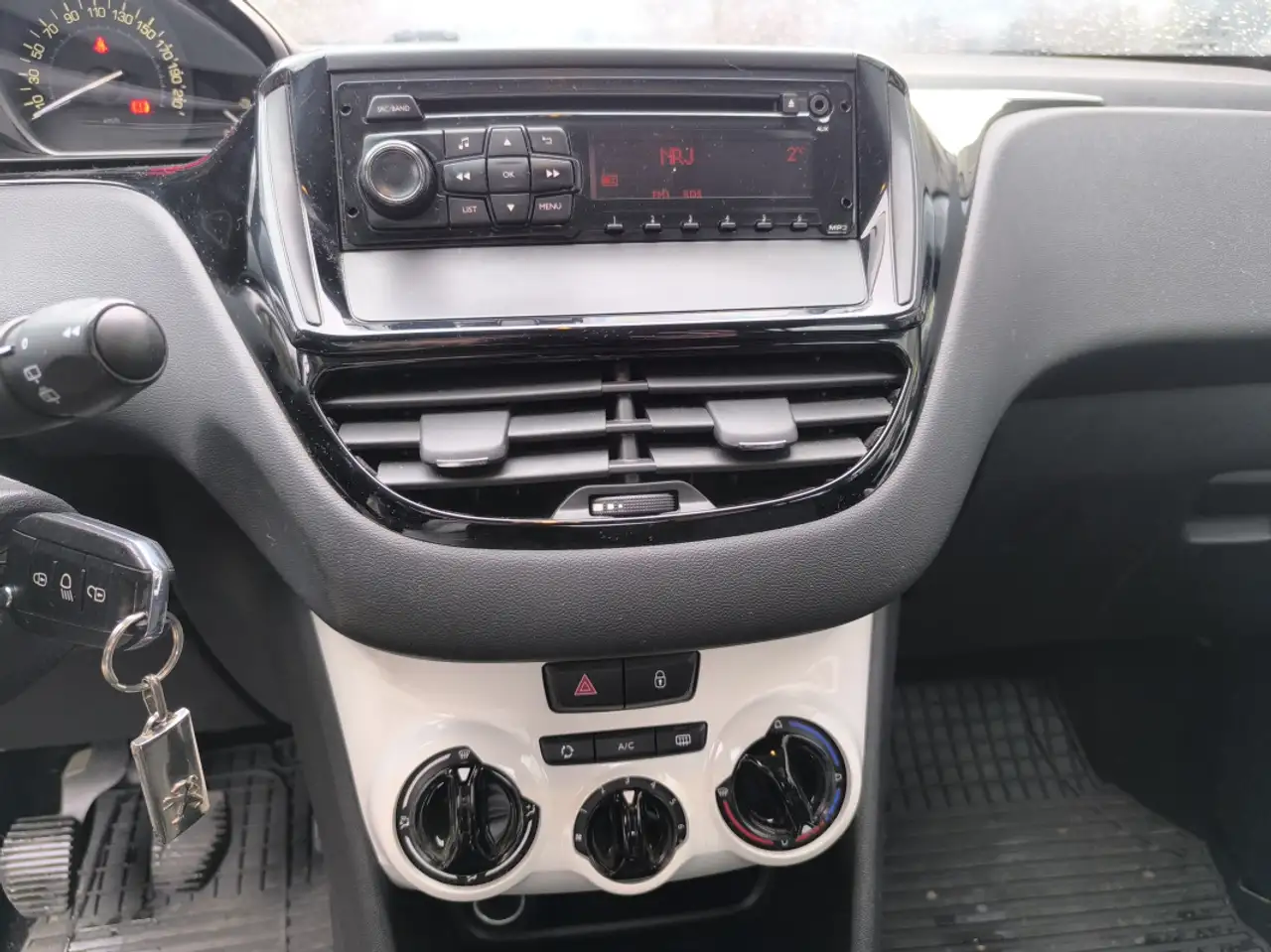 Peugeot 208 208 — photo 21