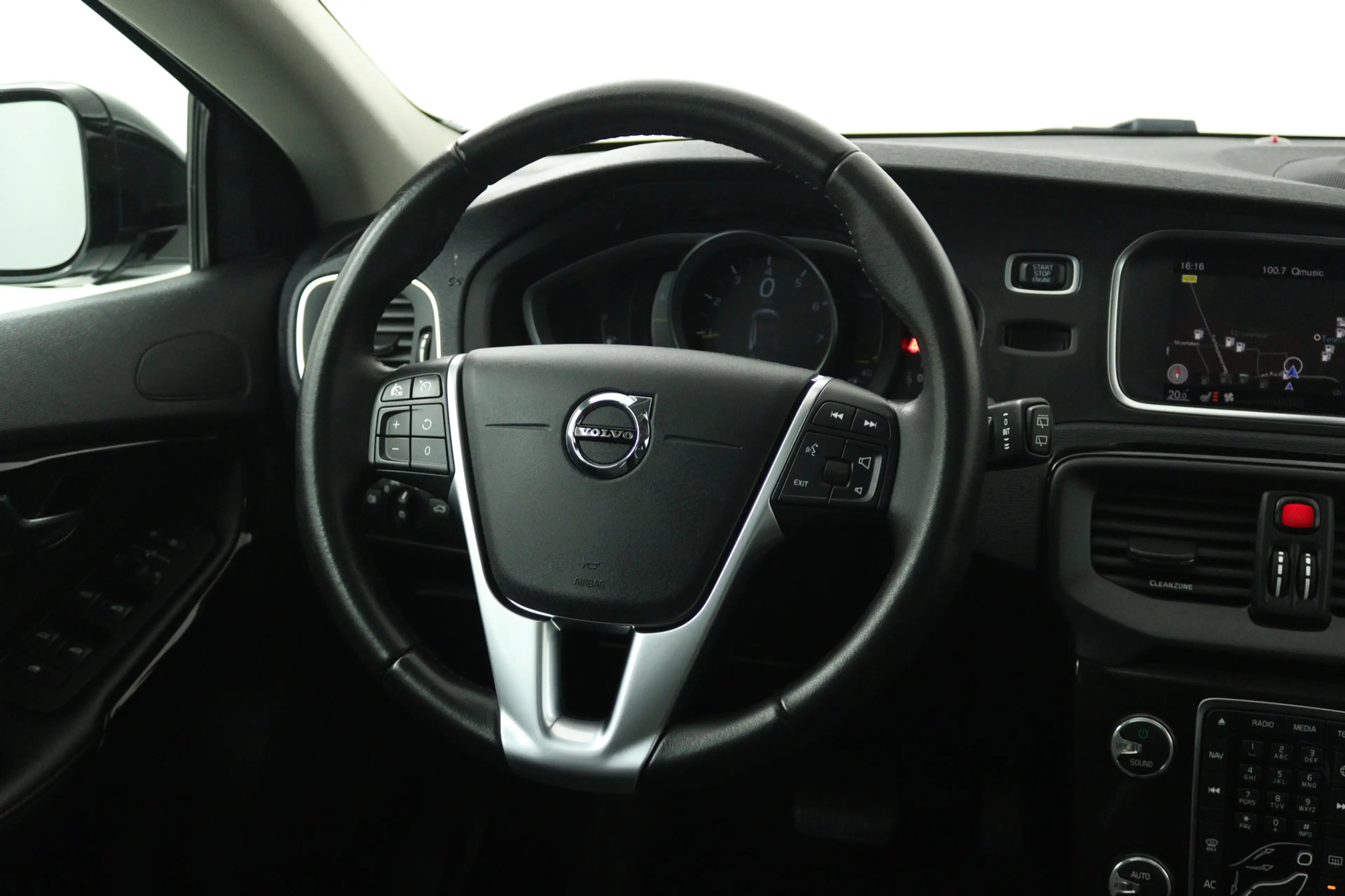 Volvo V40 Cross Country 1.5 T3 Dynamic Edition (PANORAMADAK, STOELVERWARMI — photo 4