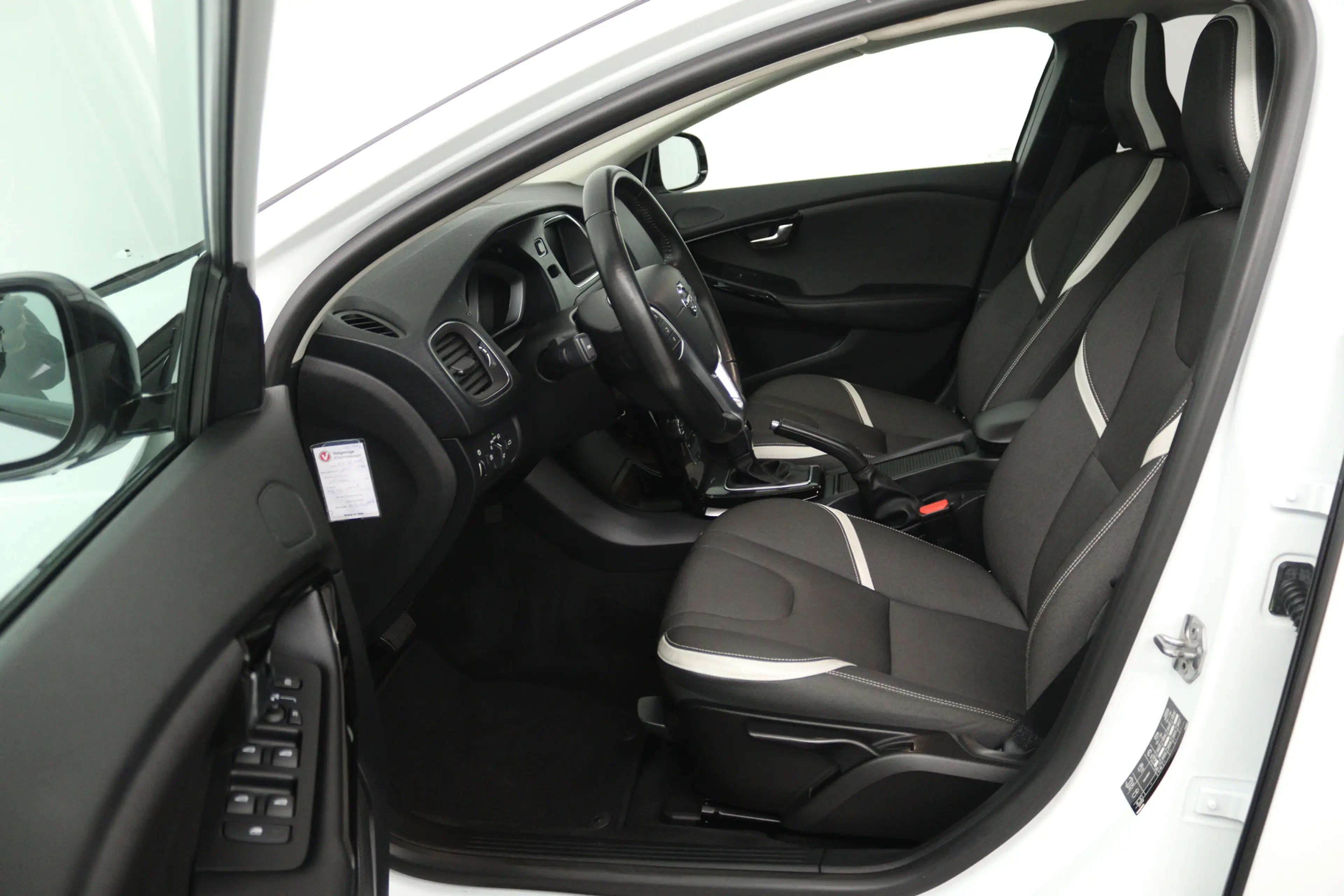 Volvo V40 Cross Country 1.5 T3 Dynamic Edition (PANORAMADAK, STOELVERWARMI — photo 22