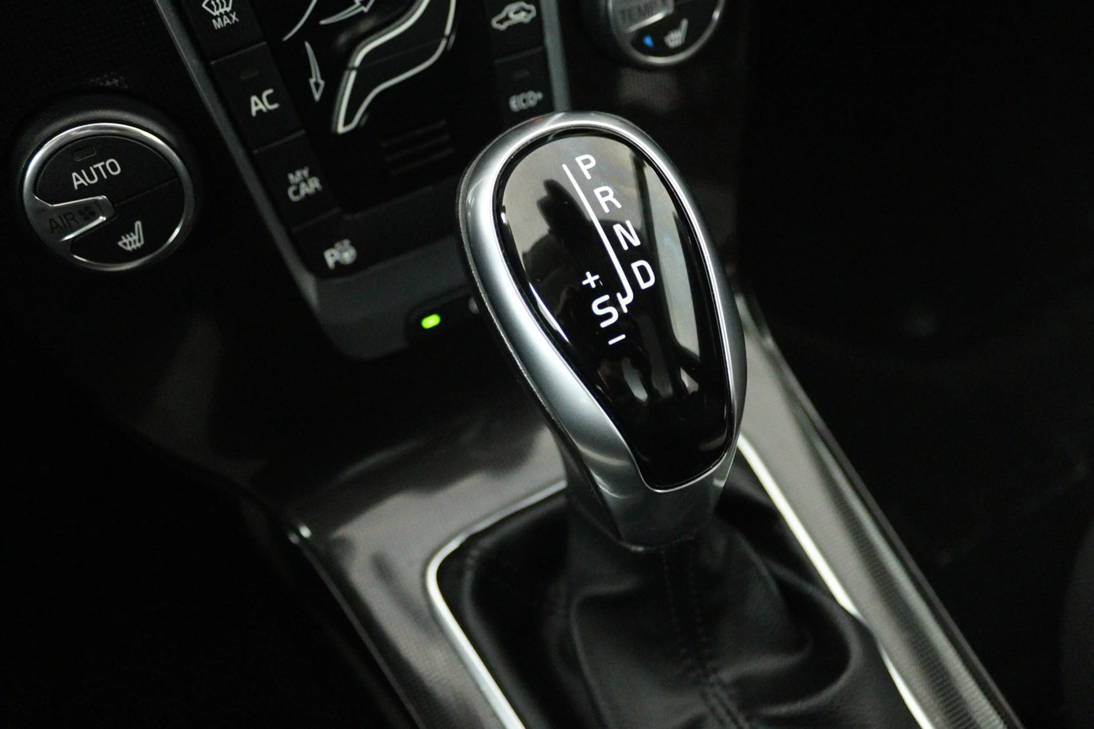 Volvo V40 Cross Country 1.5 T3 Dynamic Edition (PANORAMADAK, STOELVERWARMI — photo 16