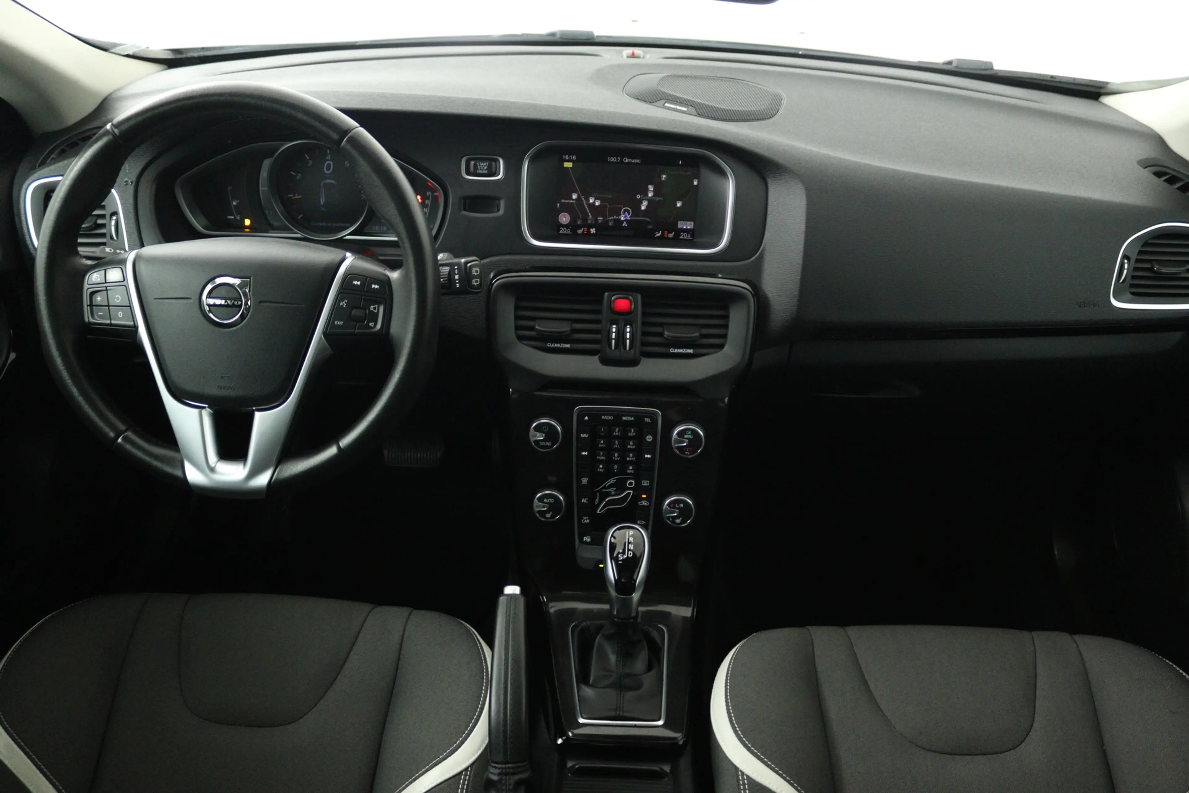 Volvo V40 Cross Country 1.5 T3 Dynamic Edition (PANORAMADAK, STOELVERWARMI — photo 3