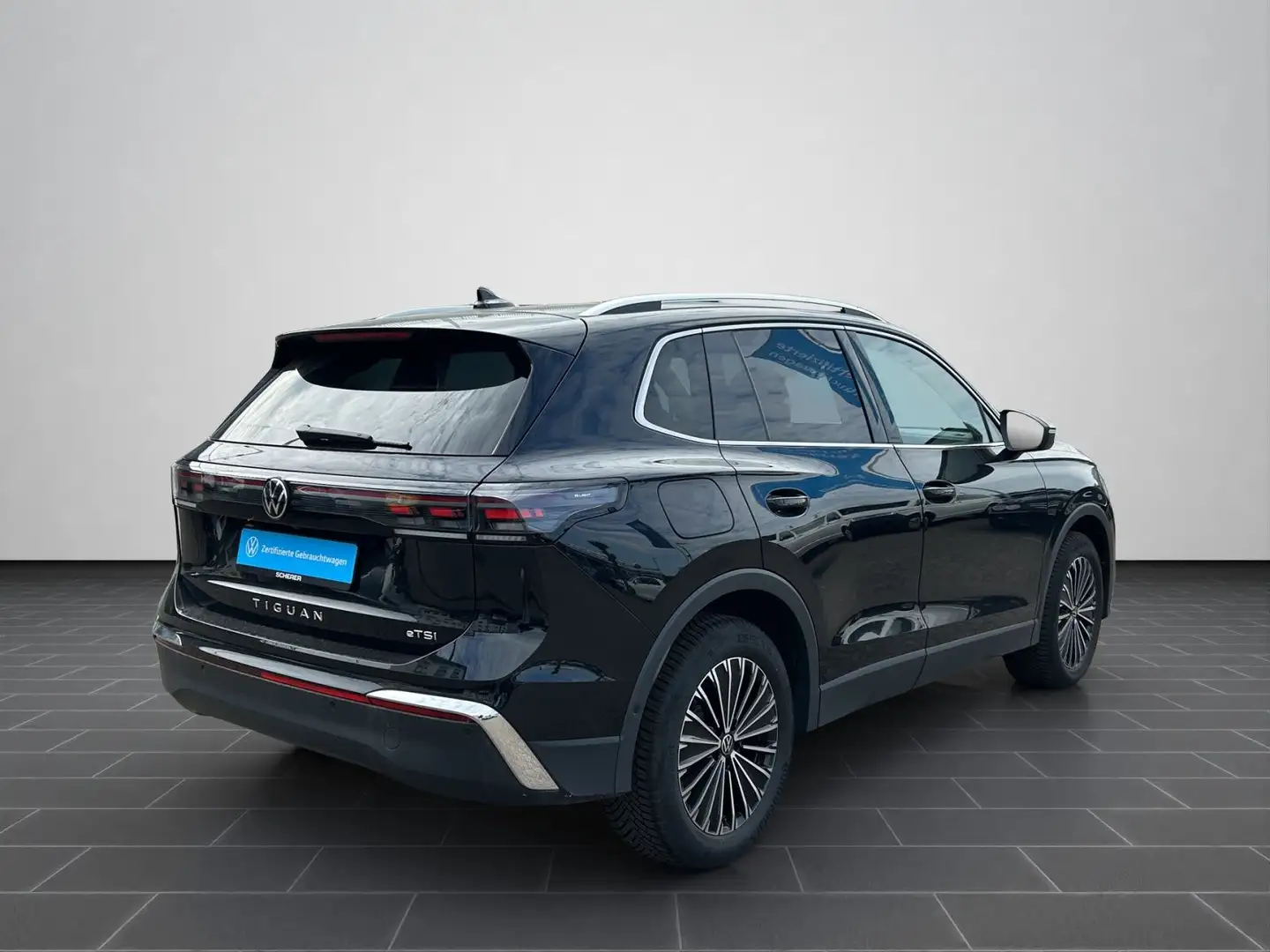 Volkswagen Tiguan Elegance 1.5 eTSI DSG IQ.DRIVE AHK NAVI I Schwarz - 2