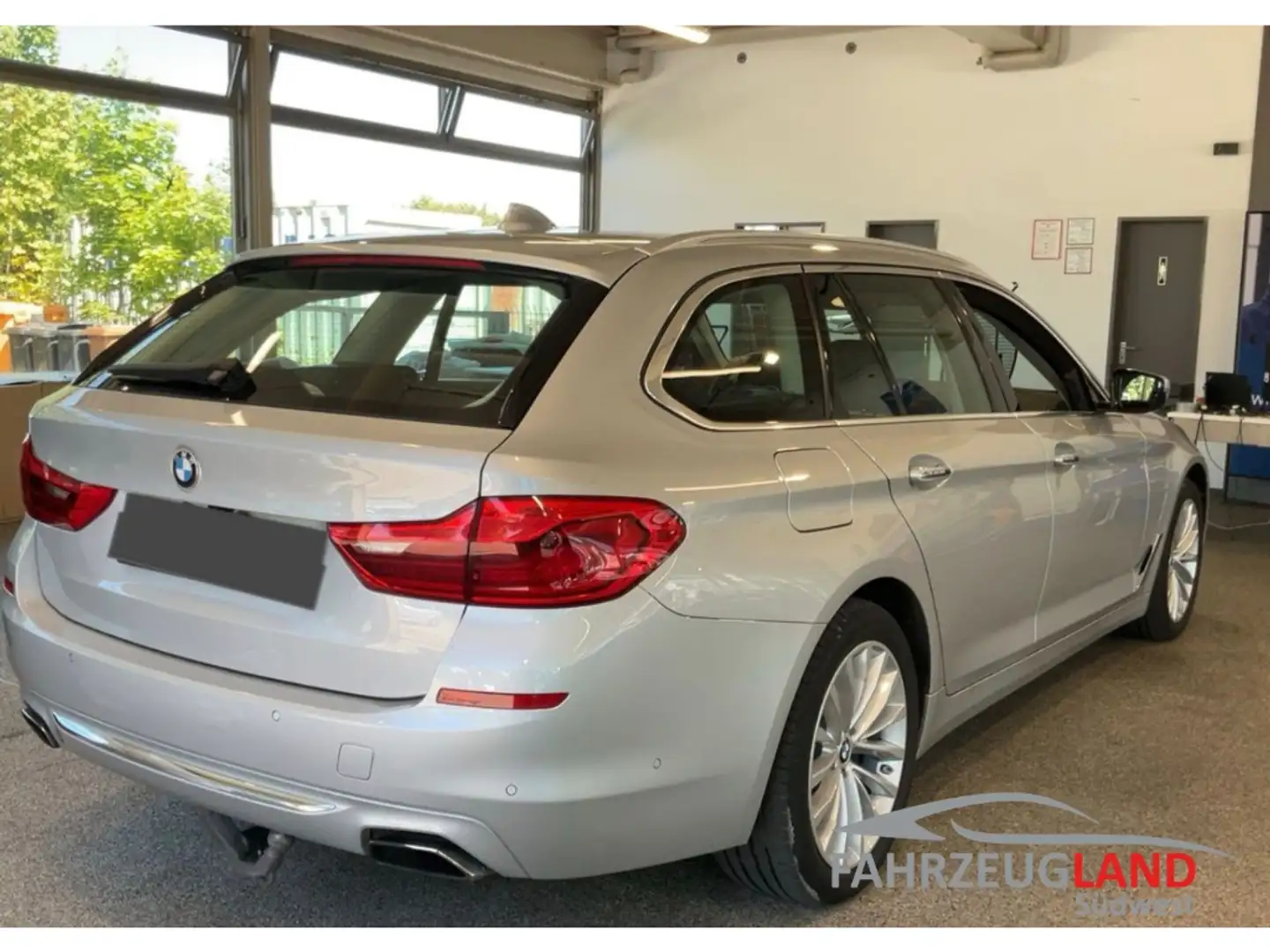 BMW 540 i xDrive Luxury Line Touring Innovations-Paket Co Silber - 2