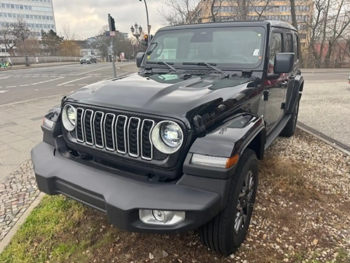 Jeep Wrangler MY24 Sahara 2.0l T-GDI 272PS 4x4 AT8 Schwarz - 1