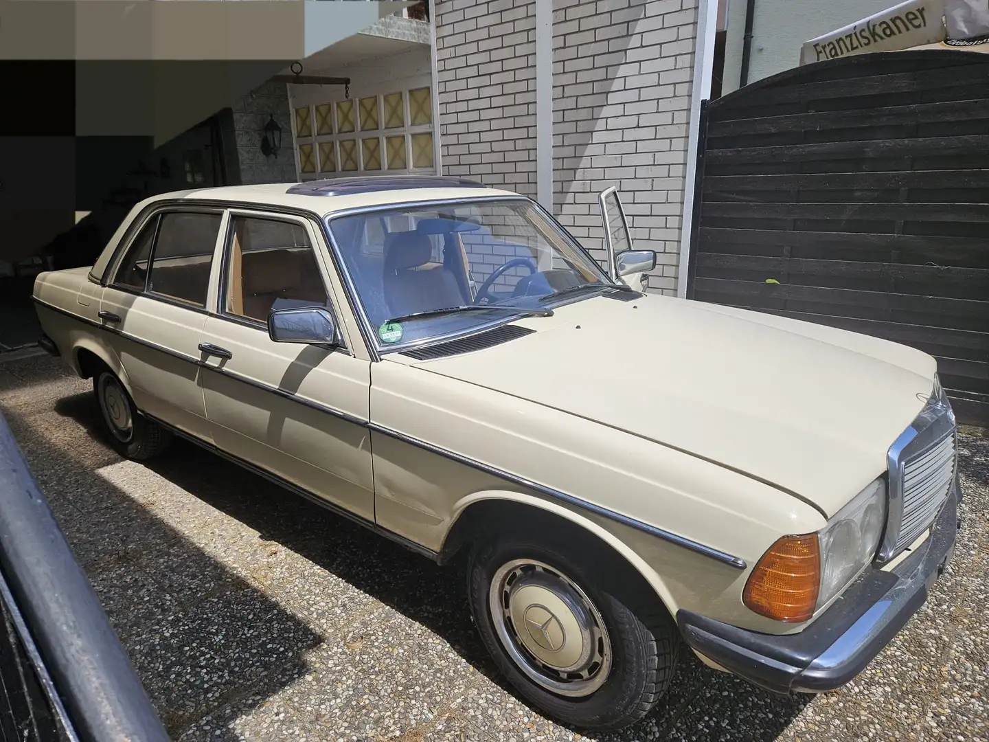 Mercedes-Benz 230 W123 bež - 2
