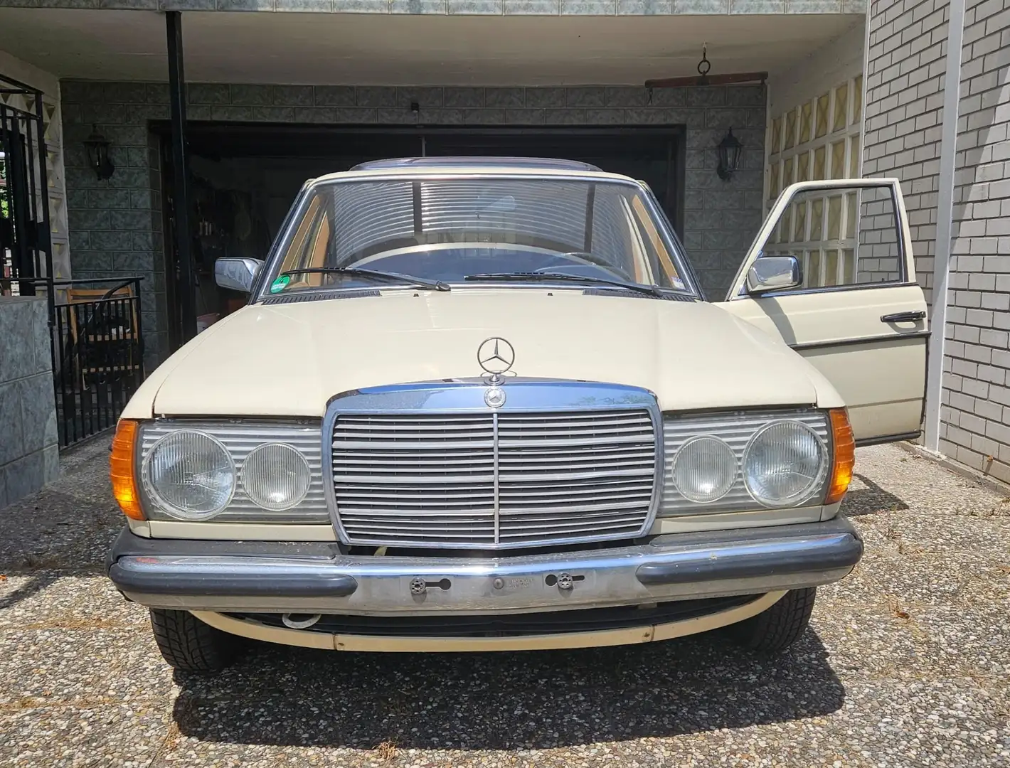 Mercedes-Benz 230 W123 bež - 1