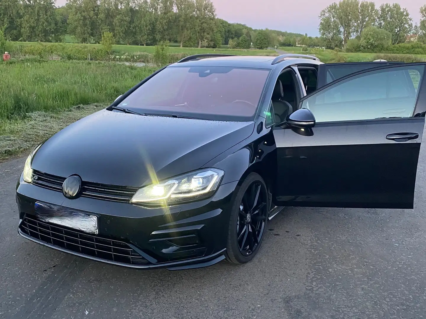 Volkswagen Golf Variant Golf Variant R 4Motion (BlueMotion Technology) DSG Czarny - 2
