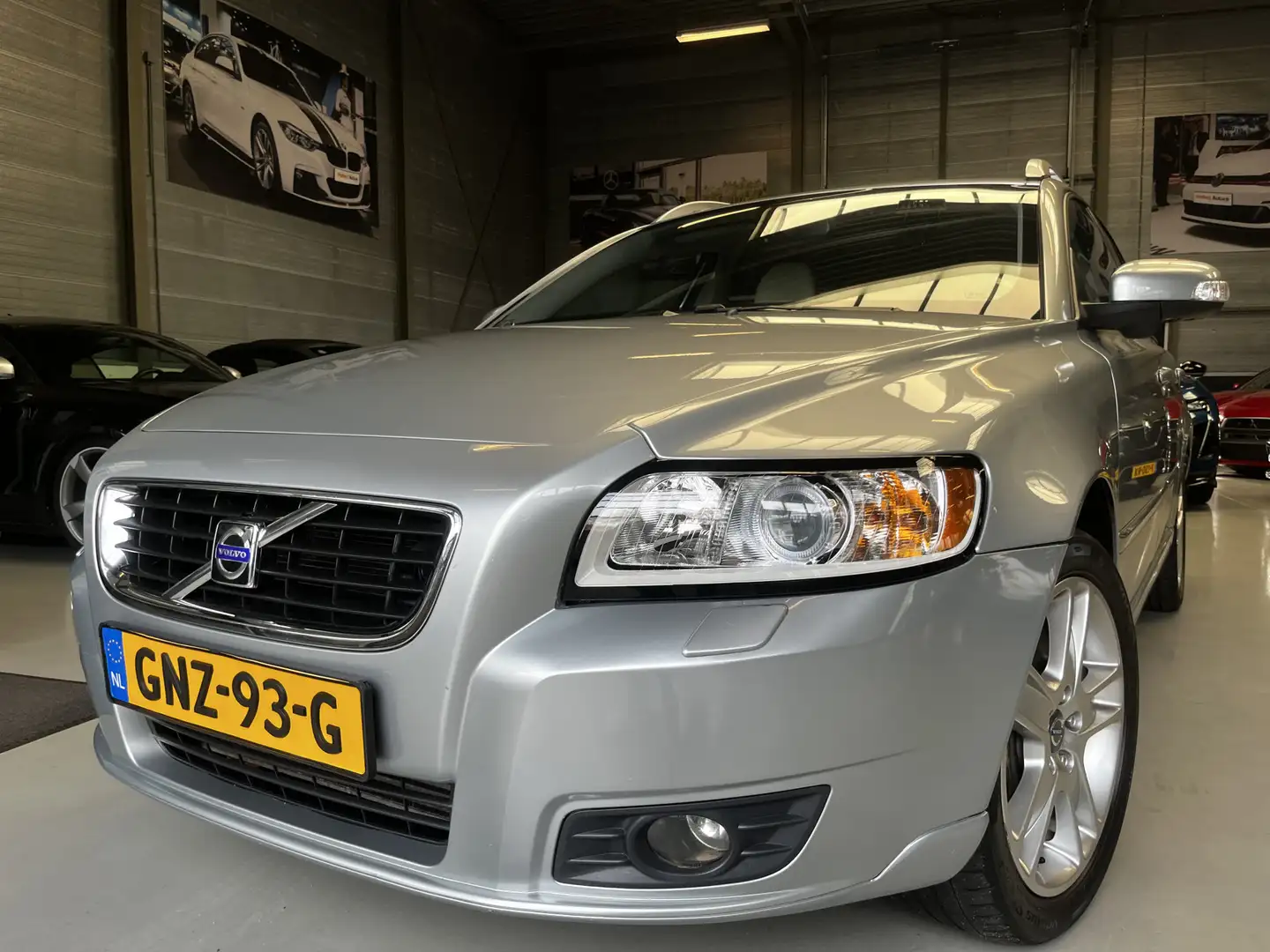 Volvo V50 2.5 T5 AWD Momentum Schuifdak, Leder, Dynaudio Grau - 1