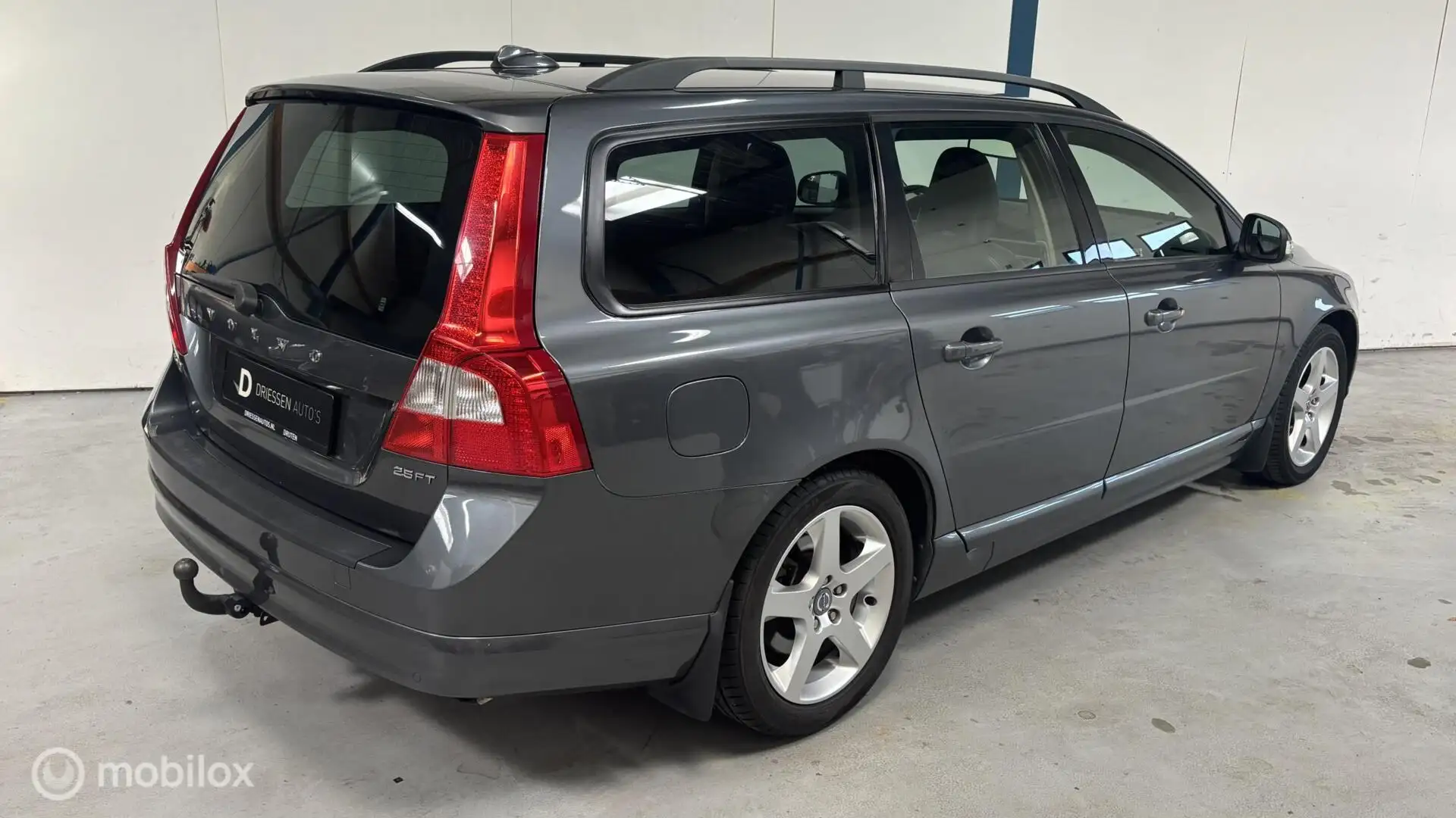 Volvo V70 2.5T Momentum DYNAUDIO / XENON Gris - 2