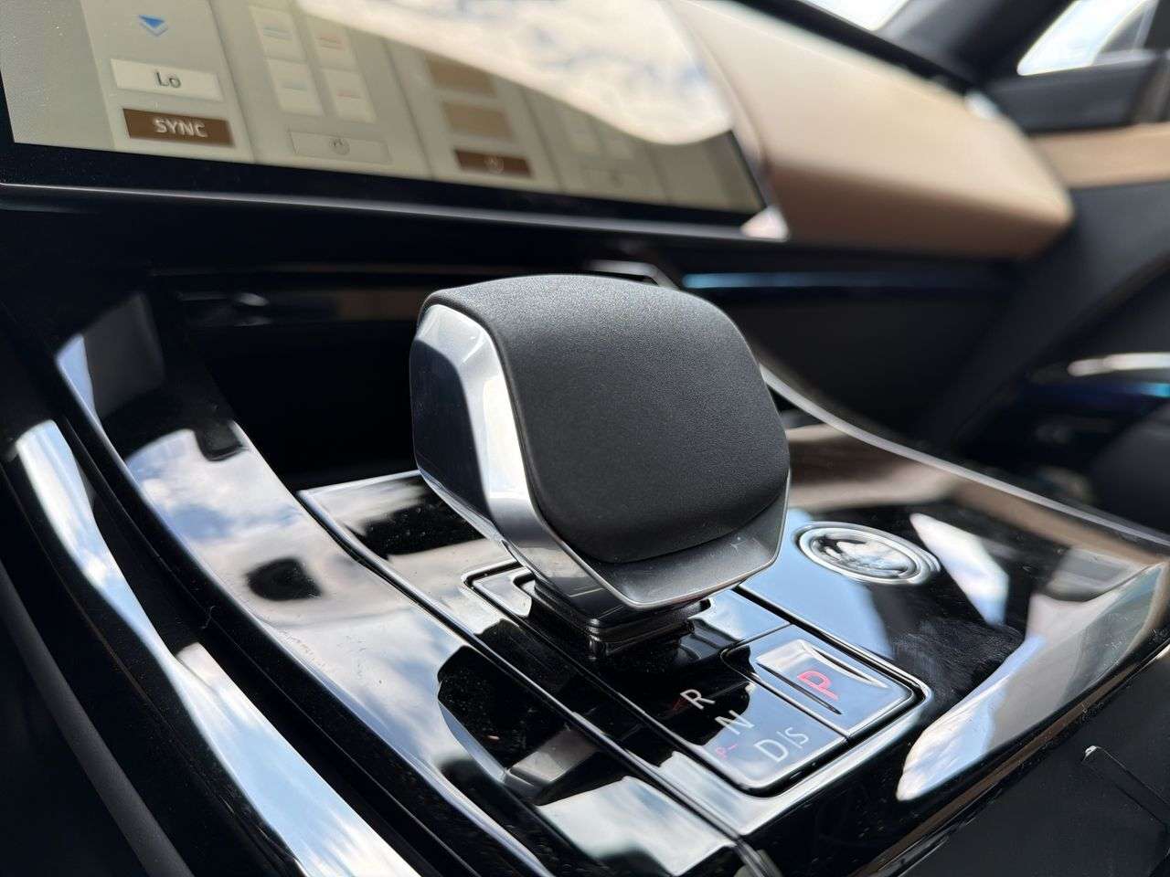 2026 Land Rover Range Rover Sport P400 Dynamic SE thumb 17