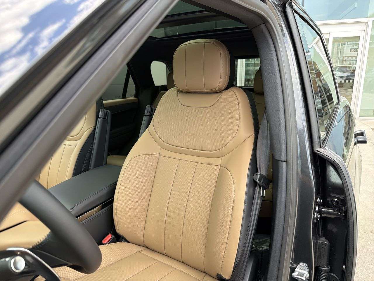 2026 Land Rover Range Rover Sport P400 Dynamic SE thumb 8