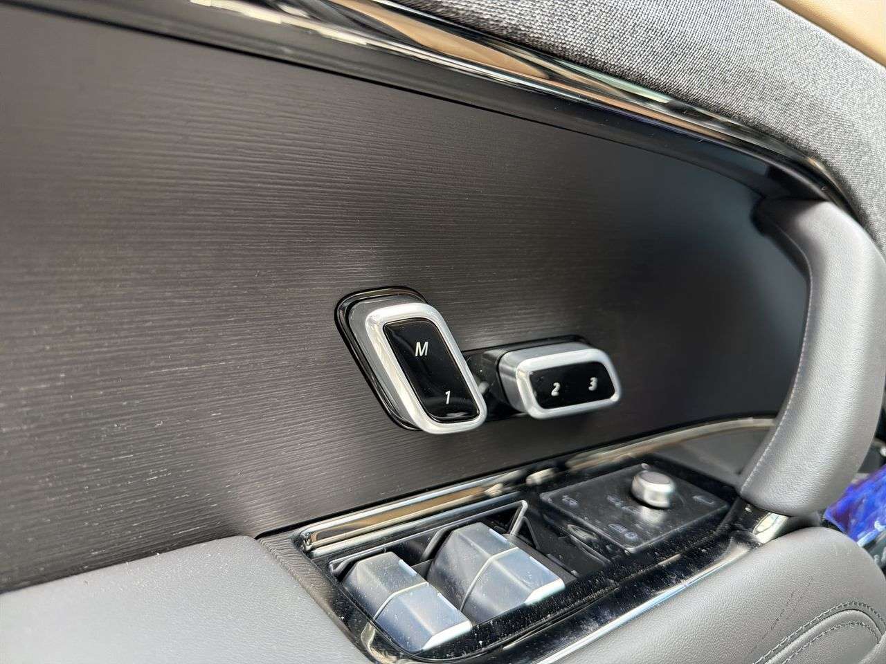 2026 Land Rover Range Rover Sport P400 Dynamic SE thumb 9