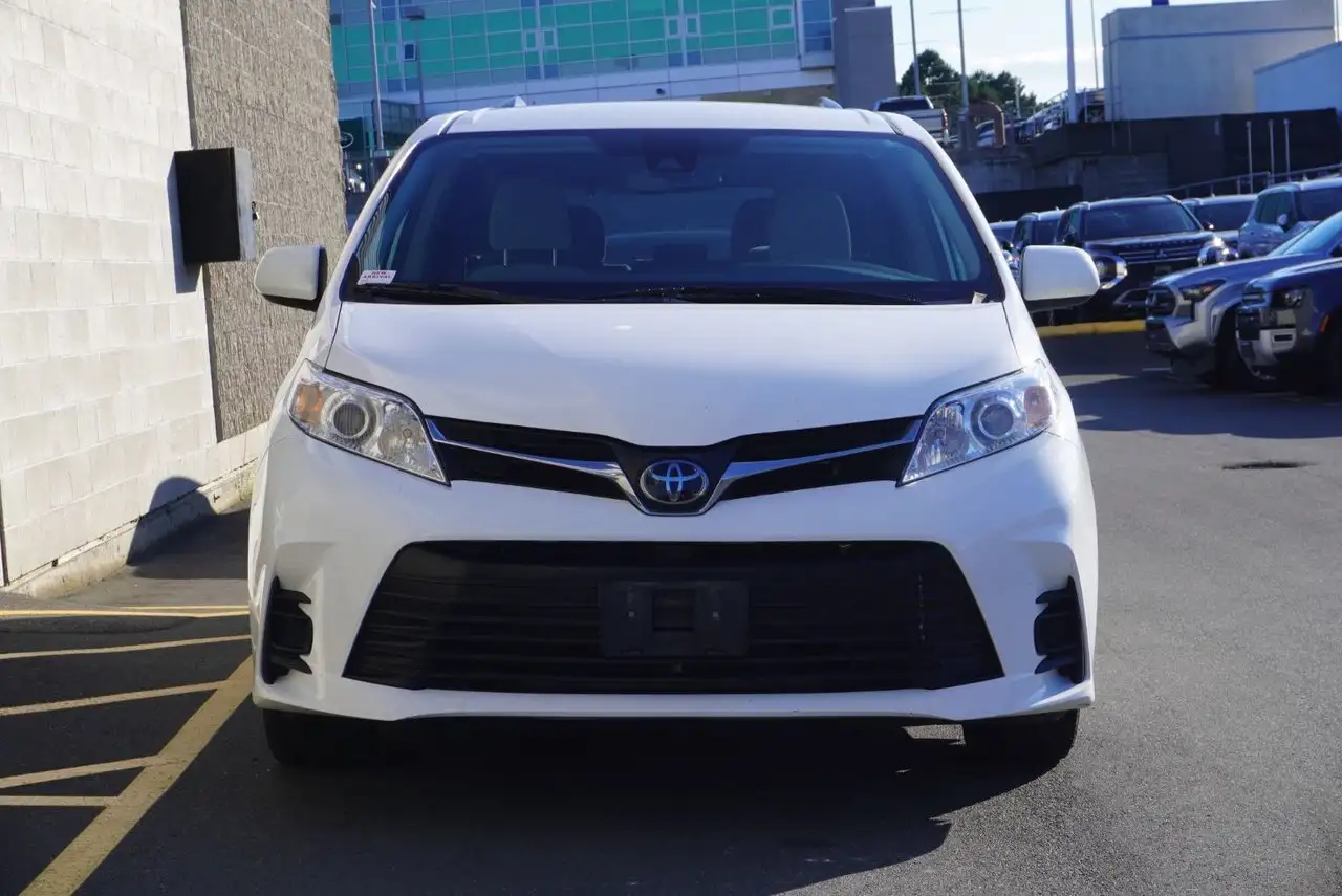 Toyota Sienna снимка Toyota Sienna
