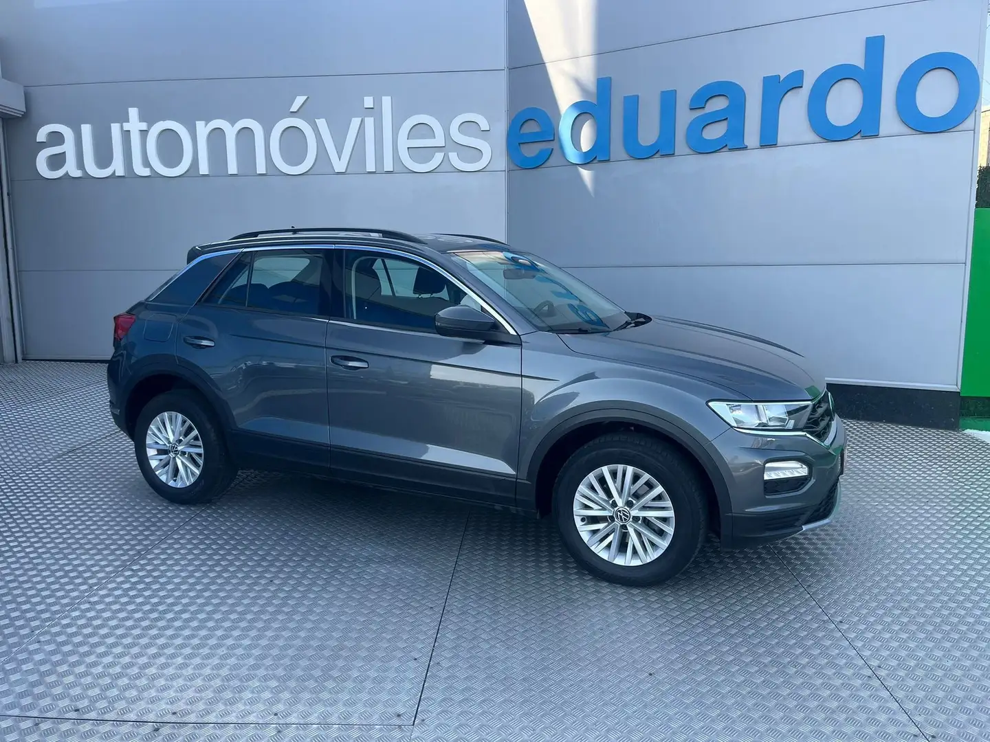 Volkswagen T-Roc 1.0 TSI Advance Style 81kW Gris - 1