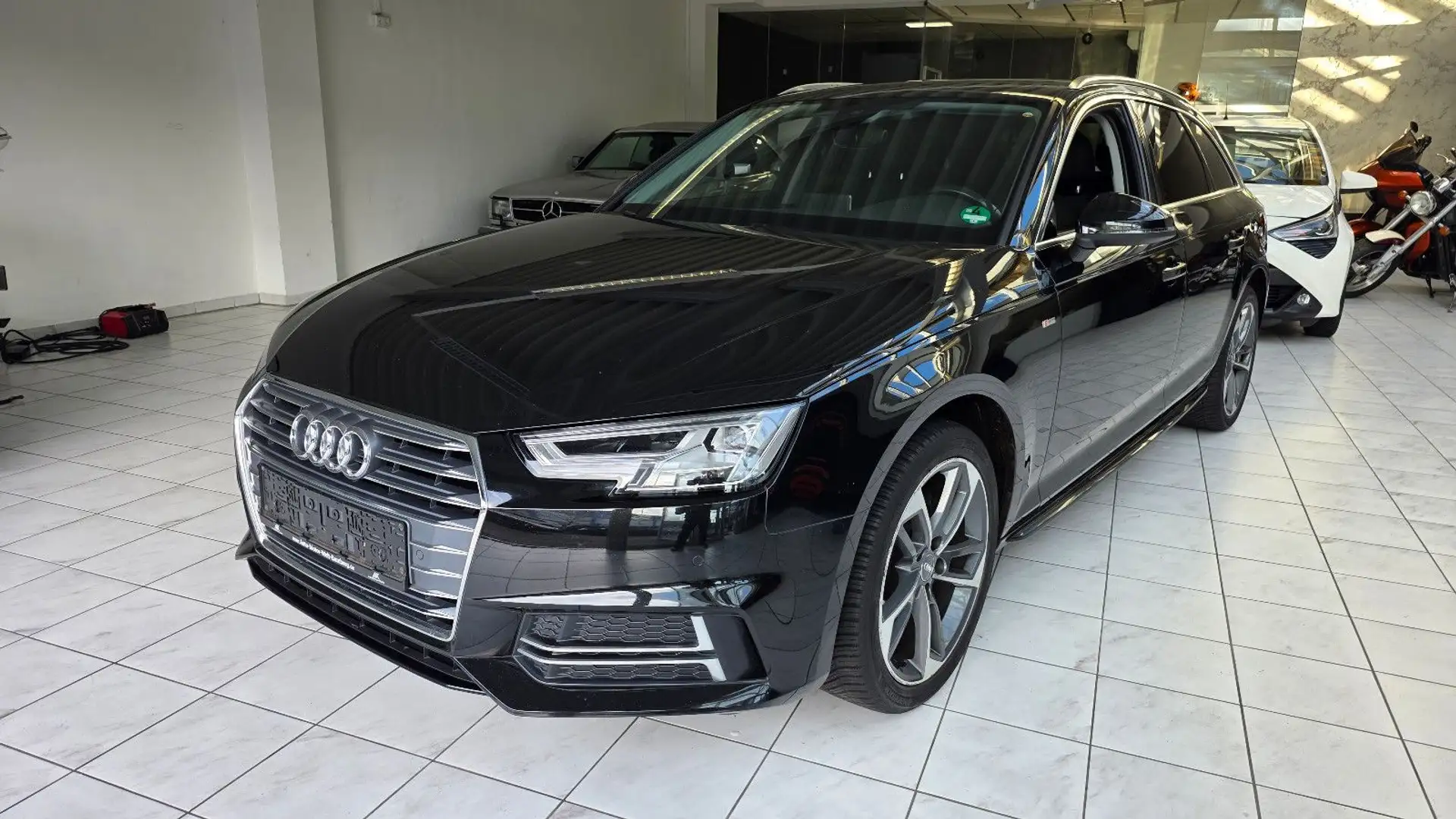 Audi A4 Avant sport, S line Selection Schwarz - 1