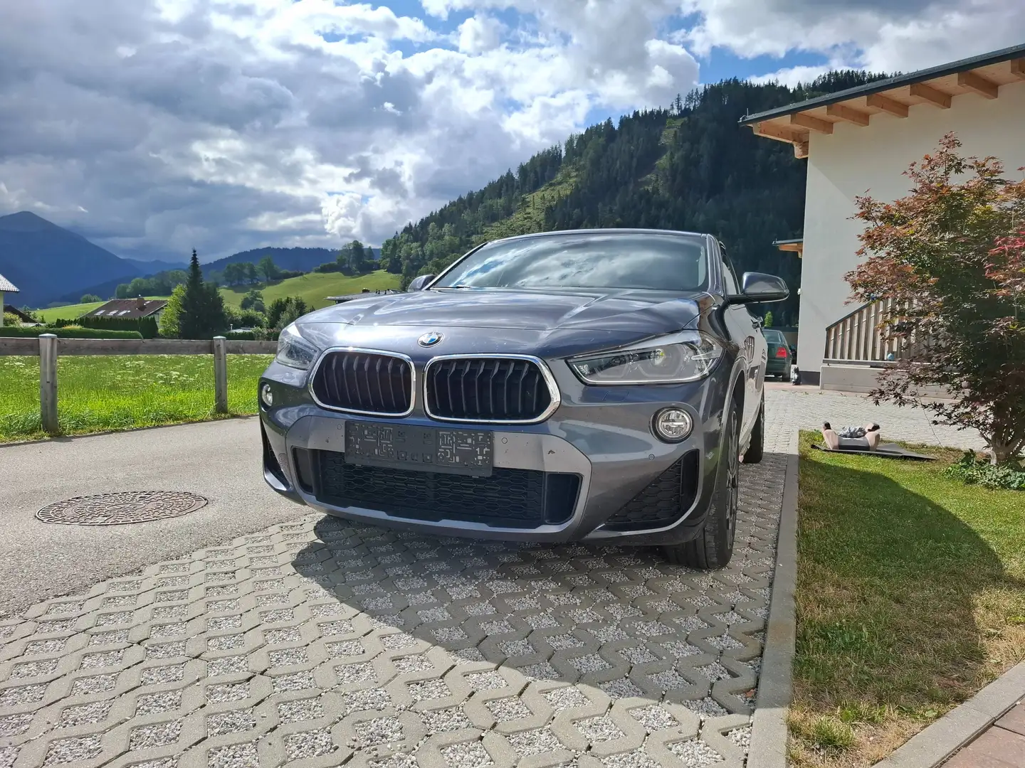 BMW X2 x Drive 20i Grau - 1