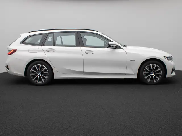 BMW 3 Series view 5
