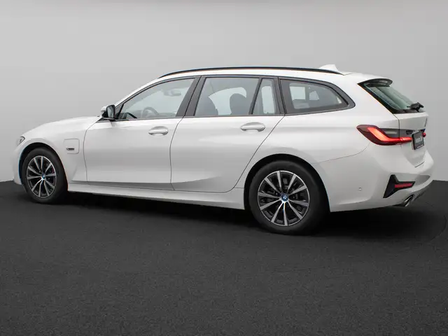 BMW 3 Series view 10