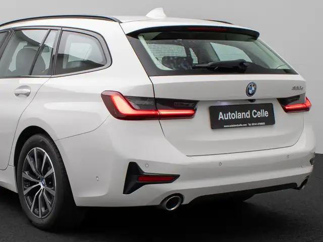 BMW 3 Series view 17