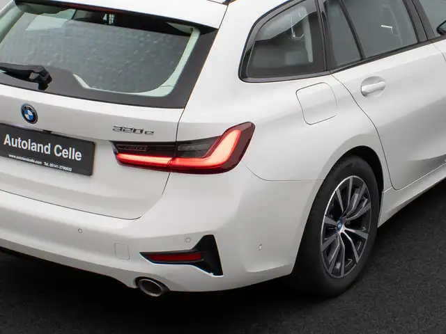 BMW 3 Series view 16