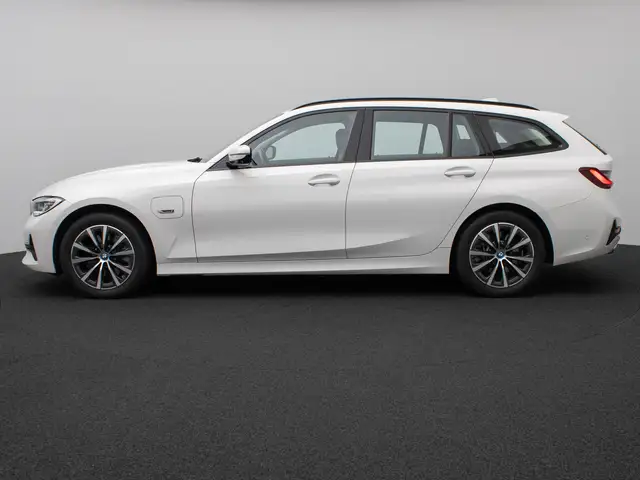 BMW 3 Series view 11