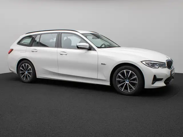 BMW 3 Series view 4
