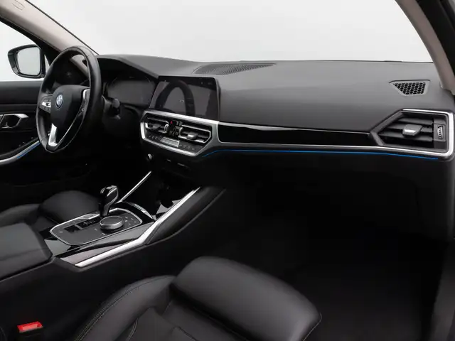 BMW 3 Series view 24