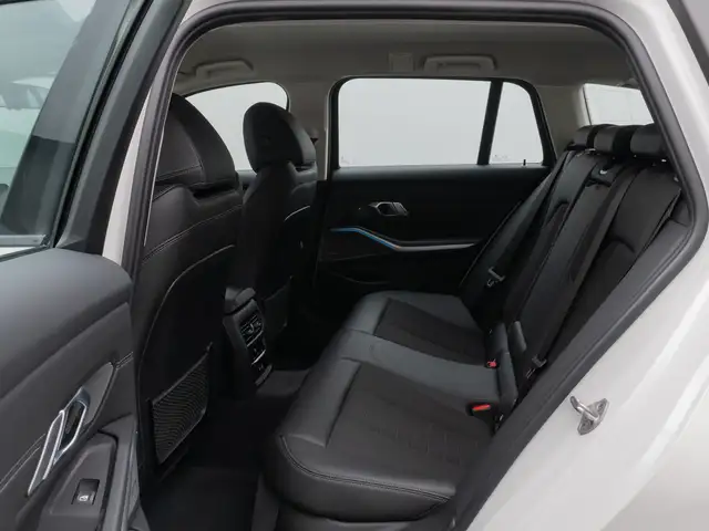 BMW 3 Series view 26