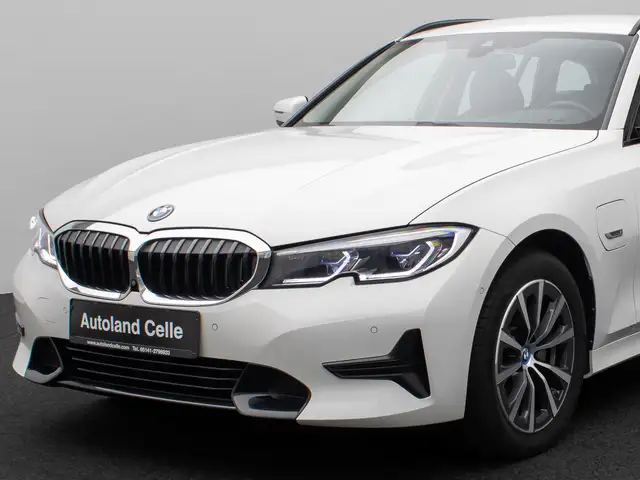 BMW 3 Series view 18